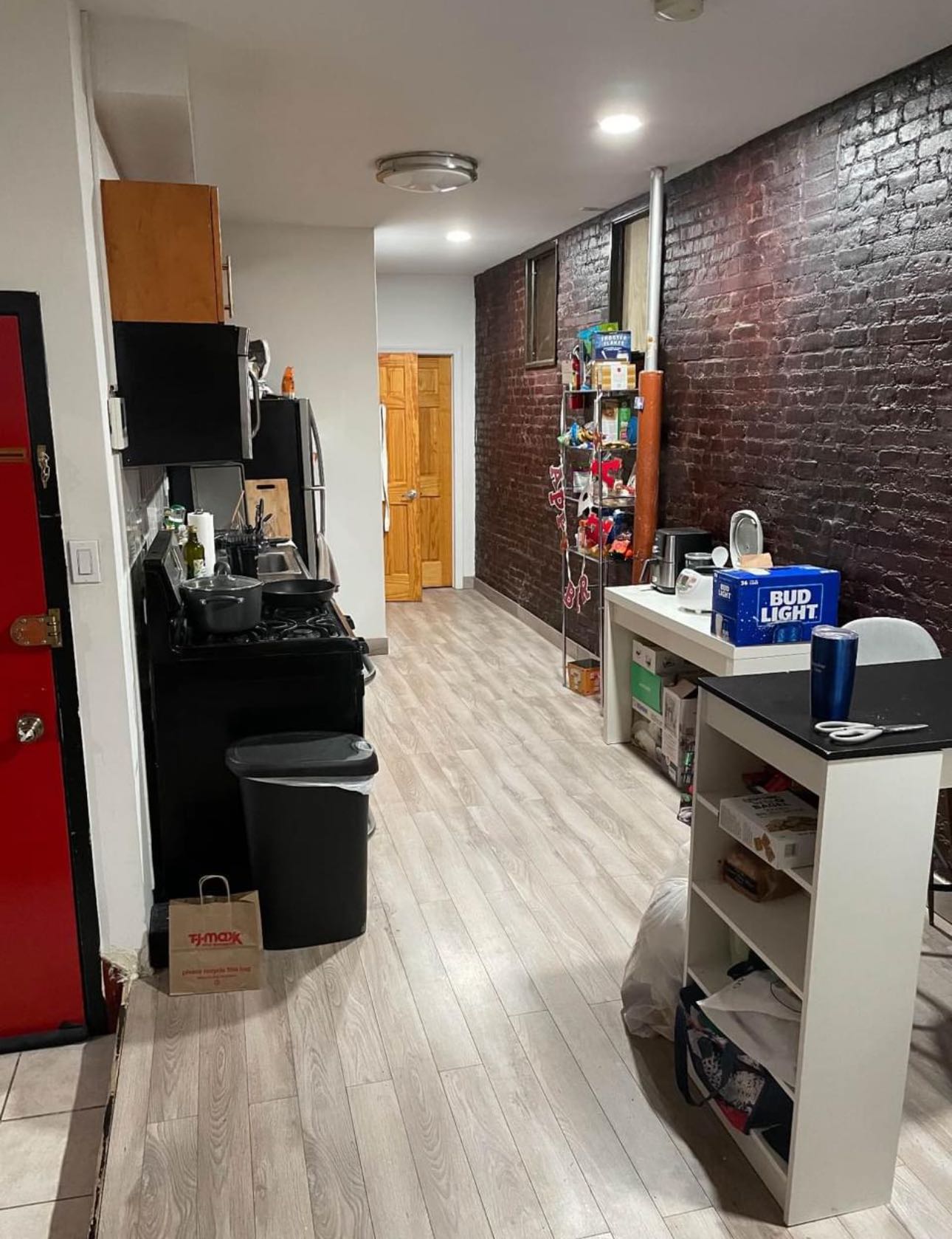 Open room available starting 7/1 for a 12 month lease. This is a 4 bed/4 bathroom in Suttons Place with an in-unit washer and dryer as well as dishwasher. Roughly a 10 minute walk to 4/5/6/N/R/W and 15 minute walk to Central Park.
Trader Joe's directly across the street and about a 5 minute walk to Whole Foods! Great spot that's usually pretty quiet during the day and night!