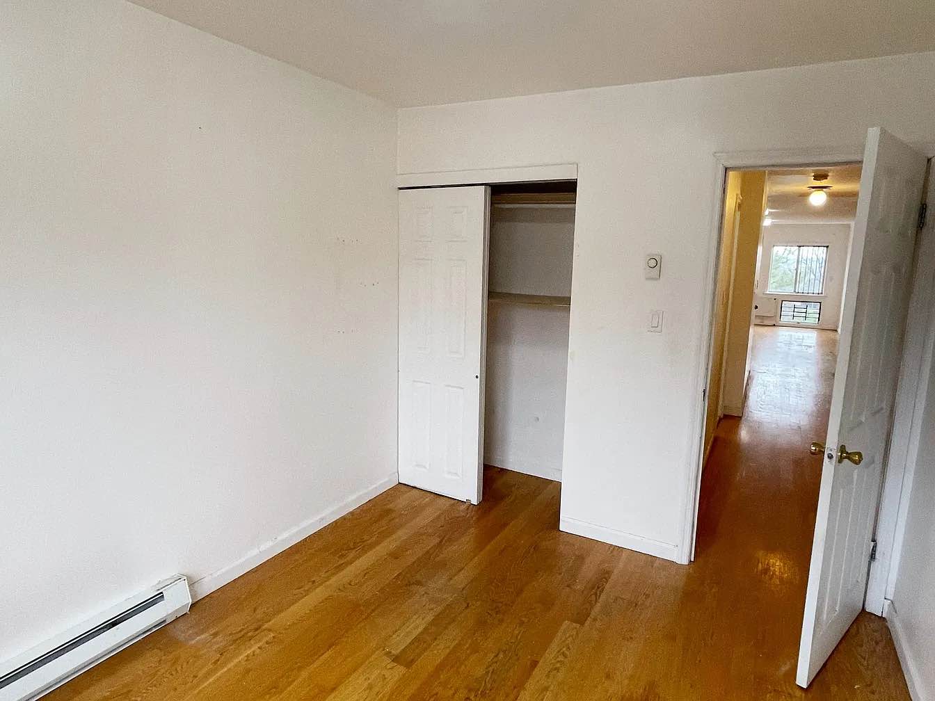 Third-floor apartment with 3 bedrooms and 2 bathrooms, featuring a spacious living room and dining area. Plenty of windows fill the home with natural light. Conveniently located near Bay Terrace Shopping Mall and the Q28 bus. Close to everything!
Call or text +1 (443) 687-2689