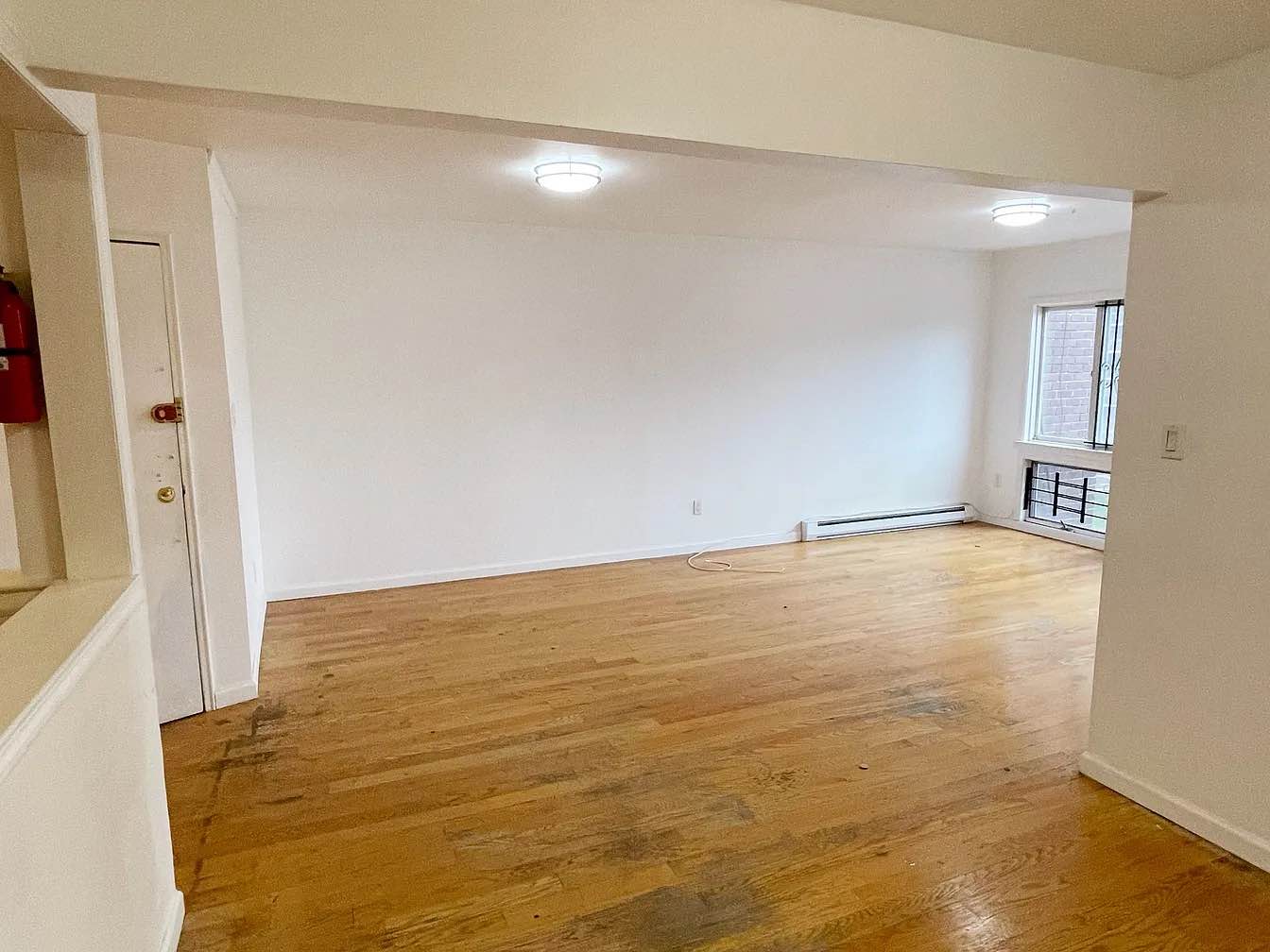 Third-floor apartment with 3 bedrooms and 2 bathrooms, featuring a spacious living room and dining area. Plenty of windows fill the home with natural light. Conveniently located near Bay Terrace Shopping Mall and the Q28 bus. Close to everything!
Call or text +1 (443) 687-2689