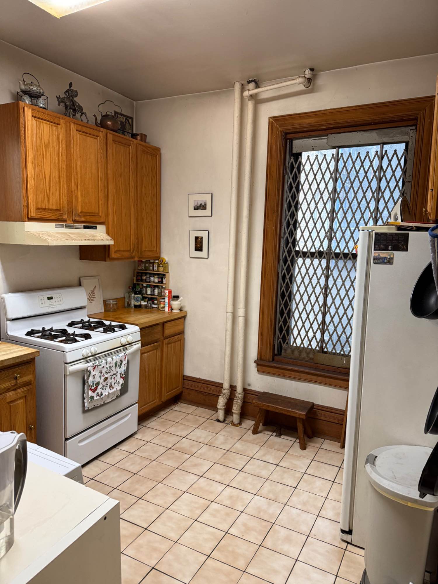 LAUNDRY IN UNIT

share bathroom with one male

Fully furnished
bed
built in closet w shelving and drawers
overhead storage

5 min walk to 1 train at 103
10 min walk to 2/3 express train at 96
10 min walk to B/C trains at 103

10/15 min walk to Trader Joes, Whole Foods, and Target + Shopping
10 min walk to Central Park

lots of food and coffee nearby