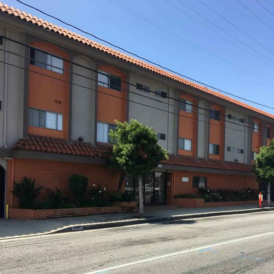 I'm moving out and offering $3,000 cash to anyone who takes over my lease by August 18th — no gimmicks. I just need to relocate, and this is my way of speeding things up for both of us.

🏠 THE APARTMENT:
• Bright and spacious 1 Bed / 1 Bath
• A/C & Heating, ceiling fans, oversized closets
• Updated kitchen: gas stove/oven, tons of cabinet space
• New laminate wood floors
• I’ll throw in my $3,000 fridge for free!

🏢 THE BUILDING – VALENCIA APARTMENTS:
• Controlled access with on-site manager
• Laundry room on-site
• Swimming pool
• 1 covered, gated parking space (a rarity in the area)

🌇 CONVENIENT LOCATION:
• 5 mins to LAX
• 8 mins to SoFi Stadium & Intuit Dome
• Instant access to 405 / 105 / 91 / 110 freeways
• Near shopping, restaurants, and schools

💡 WHAT’S INCLUDED IN RENT:
✅ All utilities paid — electricity, gas, water, trash
✅ 1 gated parking spot

📄 LEASE DETAILS:

• Deposit: $1,500 O.A.C.
• Lease: 12-month or month-to-month available

💬 REQUIREMENTS:
• $50 application fee per adult
• Proof of income: 2 recent paystubs
• Government-issued ID & Social Security
• Income must be 2.5x rent (net)

📞 INTERESTED?
Text or call (424) 235-7953 to schedule a virtual or in-person tour.
Serious, qualified renters only — Equal Housing Opportunity.