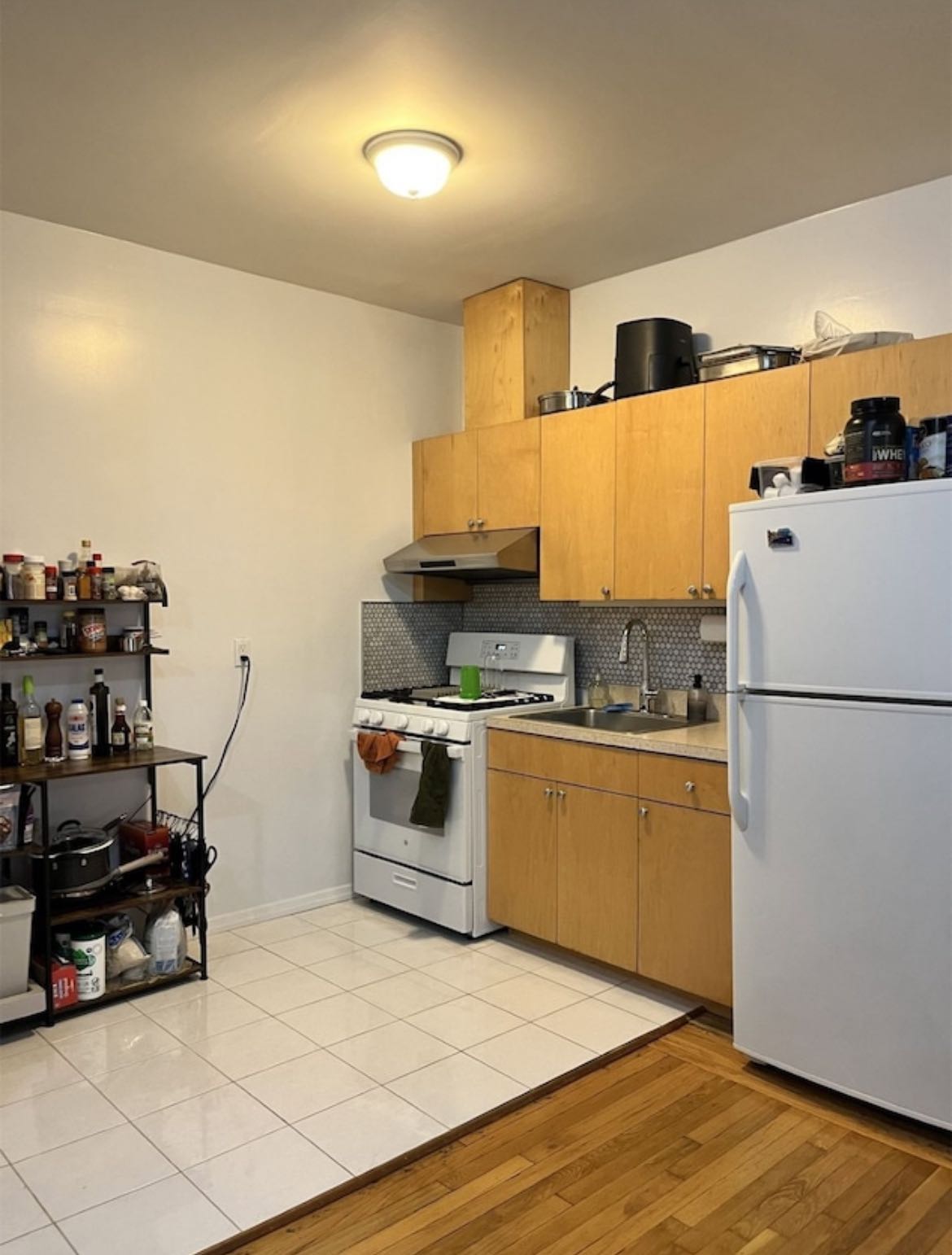 A charming studio apartment in a desirable location is available for rent. Perfect for singles or couples. For more details, please contact Habulgord@gmail.com!