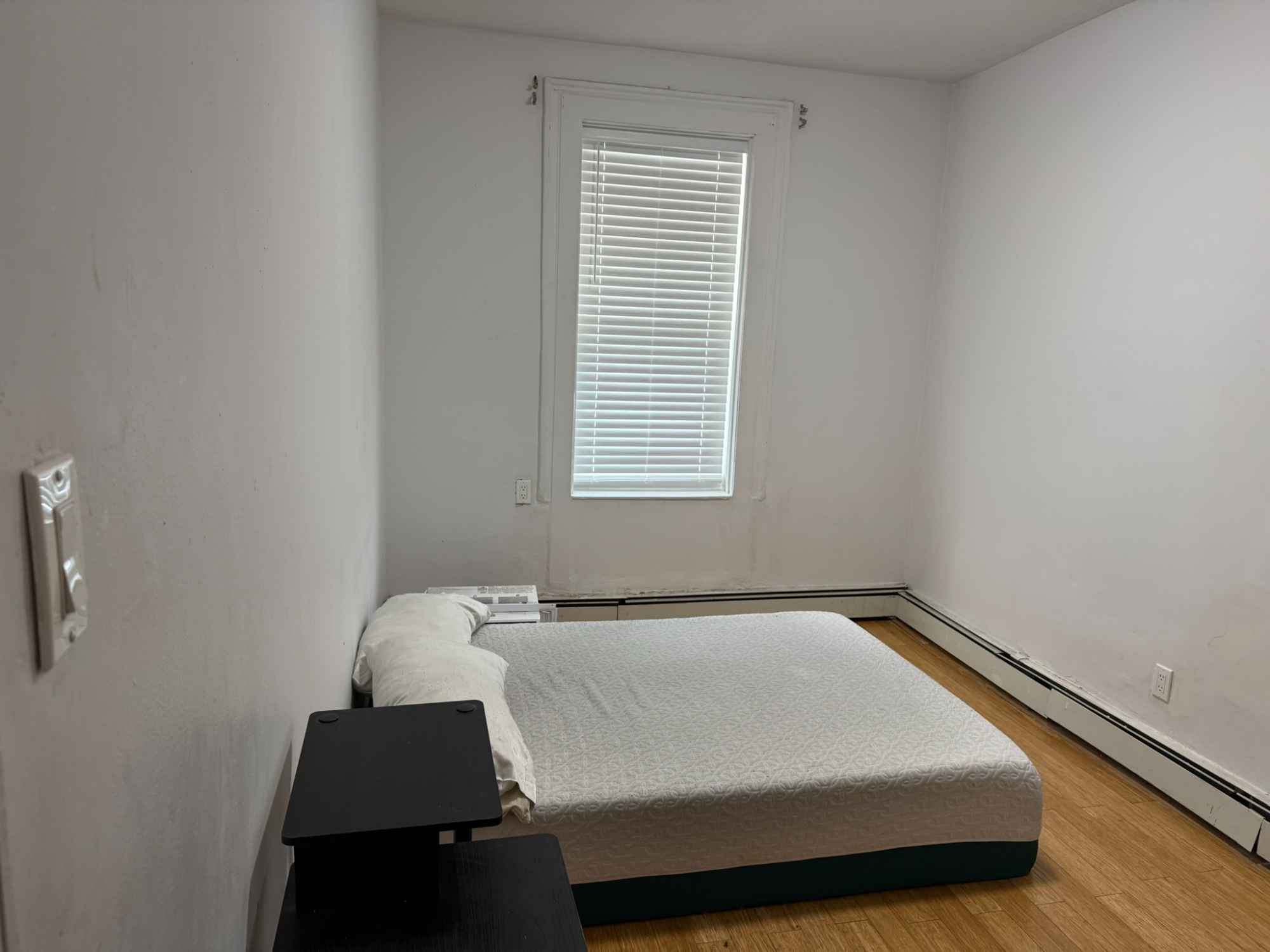 Single room for rent in a shared 2 bedroom, 1 bathroom unit in the lower half of Sunnyside, Queens. Other room is occupied by existing tenant. This is in a two family house and is separated by floor.

Apartment is already furnished.
Amenities included: Balcony, Laundry and Dishwasher in building.
Utilities included: Electricity, Heat, Gas, Wifi Internet, Air conditioning unit and Water.

Transportation: 7 Train nearby with connections to G/N/W/E/R Trans a couple of stations away. Q67/Q39/B24 within walking distance. Ubers can get you to Williamsburg/LES/Murray Hill within 10 min.

Date Available: Dec 1st 2025. $1,275 month rent. $1,275 security deposit required.
Requirement: Income 40x the monthly rent, and a credit score of 670 or higher.