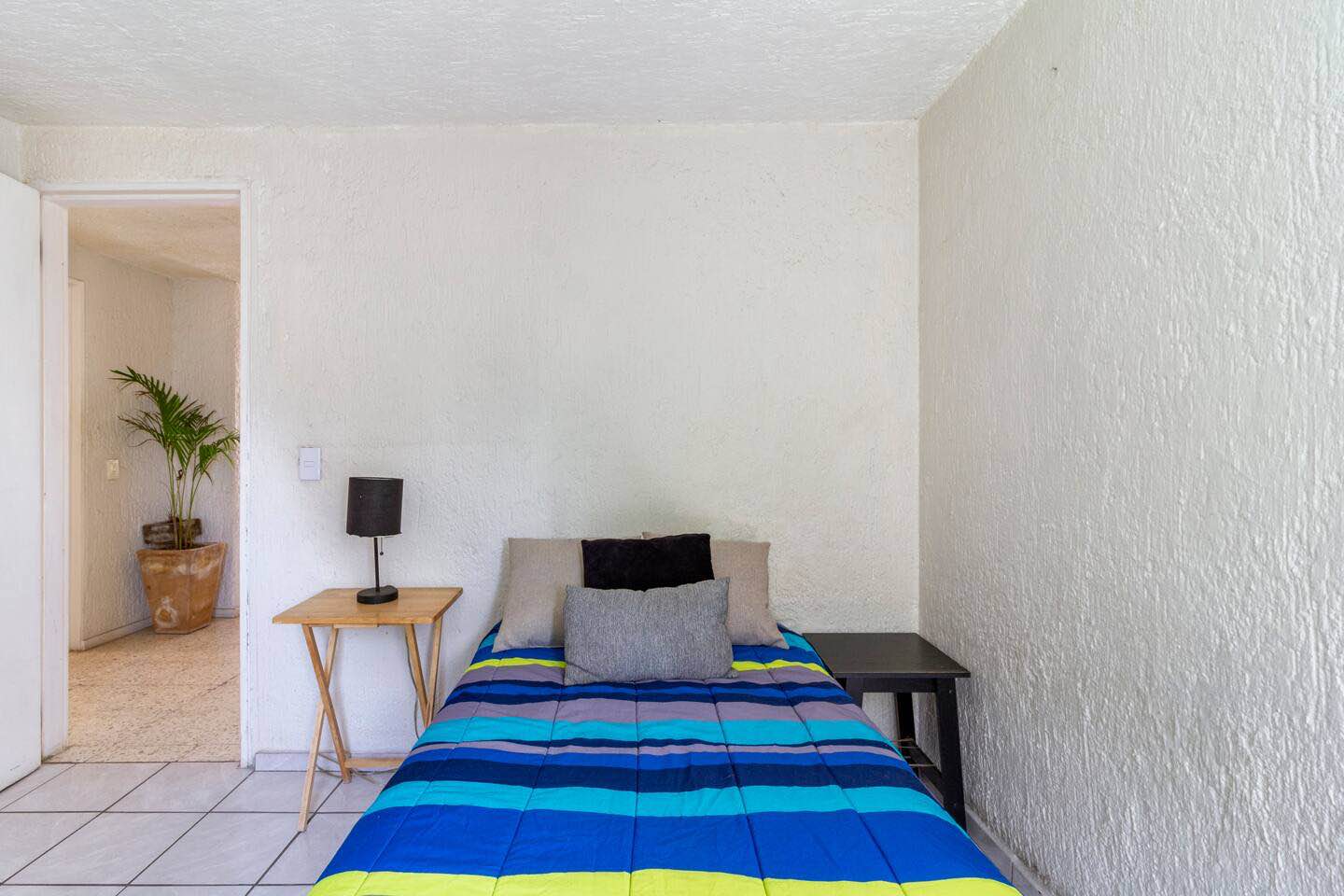 🌎✨ Room for Rent – Ladrón de Guevara, Guadalajara ✨🌎
Looking for a comfortable and well-located place to stay in Guadalajara?
📍 Tomás V. Gómez St. (between Hidalgo & Morelos) – only 5 min from Colonia Americana.
🔹 The room includes:
* Bed, closet and desk
*Cuarto de Lavado (Lavadora)
* All utilities covered (water, electricity, gas, internet & maintenance)
* Cleaning service once a week
🔹 Perfect location:
* Surrounded by cafés, restaurants & supermarkets
* Very close to universities and trendy neighborhoods
* Safe and walkable area
💼 Ideal for international students, digital nomads or exchange programs.
💰 Move-in ready – everything included!
📲 Contact for more details & photos.