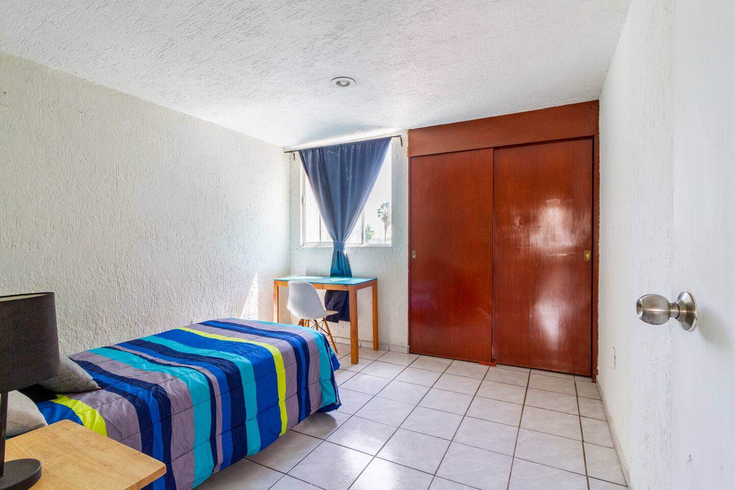 🌎✨ Room for Rent – Ladrón de Guevara, Guadalajara ✨🌎
Looking for a comfortable and well-located place to stay in Guadalajara?
📍 Tomás V. Gómez St. (between Hidalgo & Morelos) – only 5 min from Colonia Americana.
🔹 The room includes:
* Bed, closet and desk
*Cuarto de Lavado (Lavadora)
* All utilities covered (water, electricity, gas, internet & maintenance)
* Cleaning service once a week
🔹 Perfect location:
* Surrounded by cafés, restaurants & supermarkets
* Very close to universities and trendy neighborhoods
* Safe and walkable area
💼 Ideal for international students, digital nomads or exchange programs.
💰 Move-in ready – everything included!
📲 Contact for more details & photos.