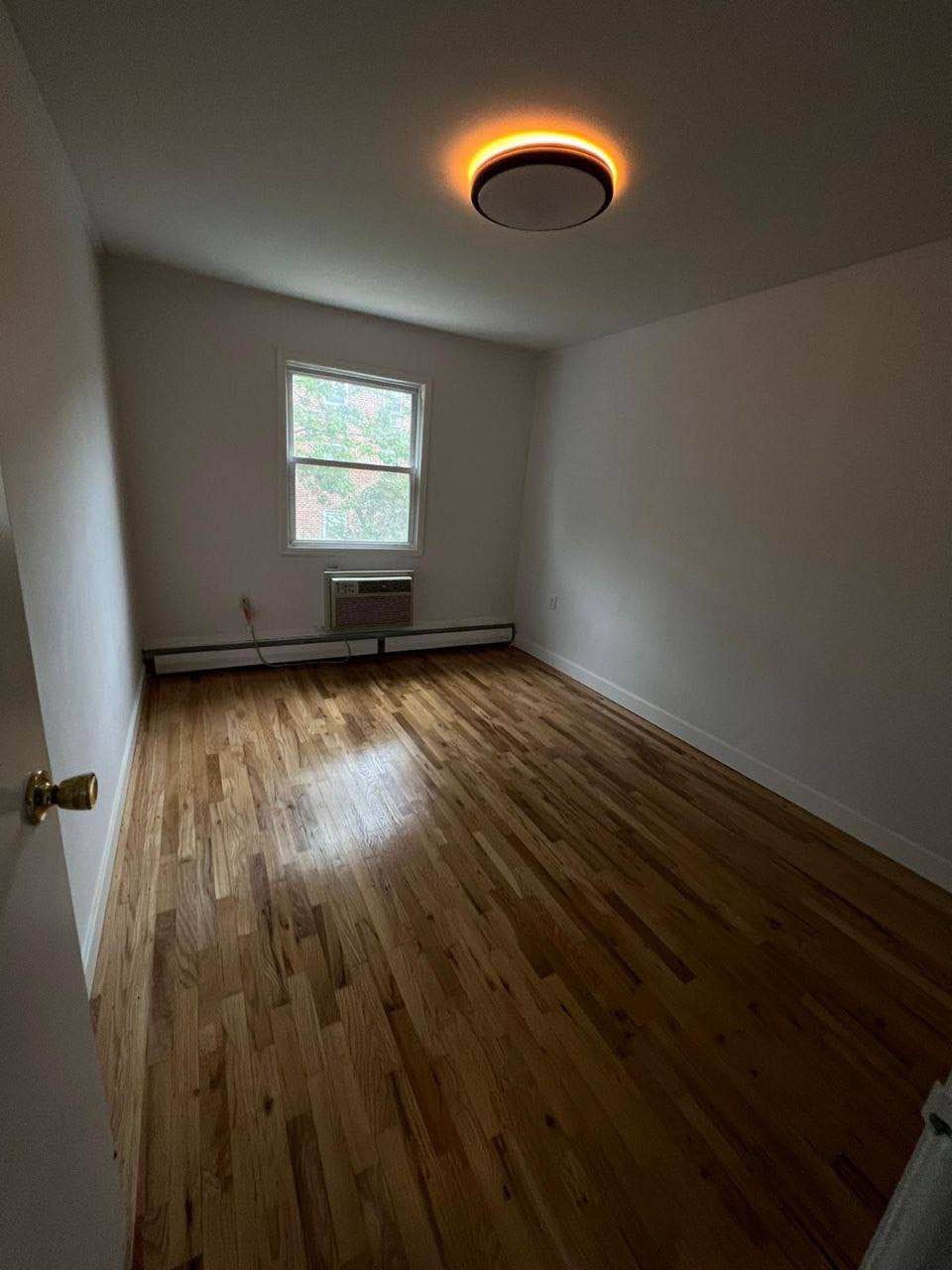 • 3 spacious bedrooms with plenty of storage space
• 3 modern bathrooms with sleek fixtures and finishes
• Gourmet kitchen with stainless steel appliances and granite countertops
• Open-plan living and dining area perfect for socializing and everyday living
• Plenty of natural light and fresh air throughout
• In-unit laundry