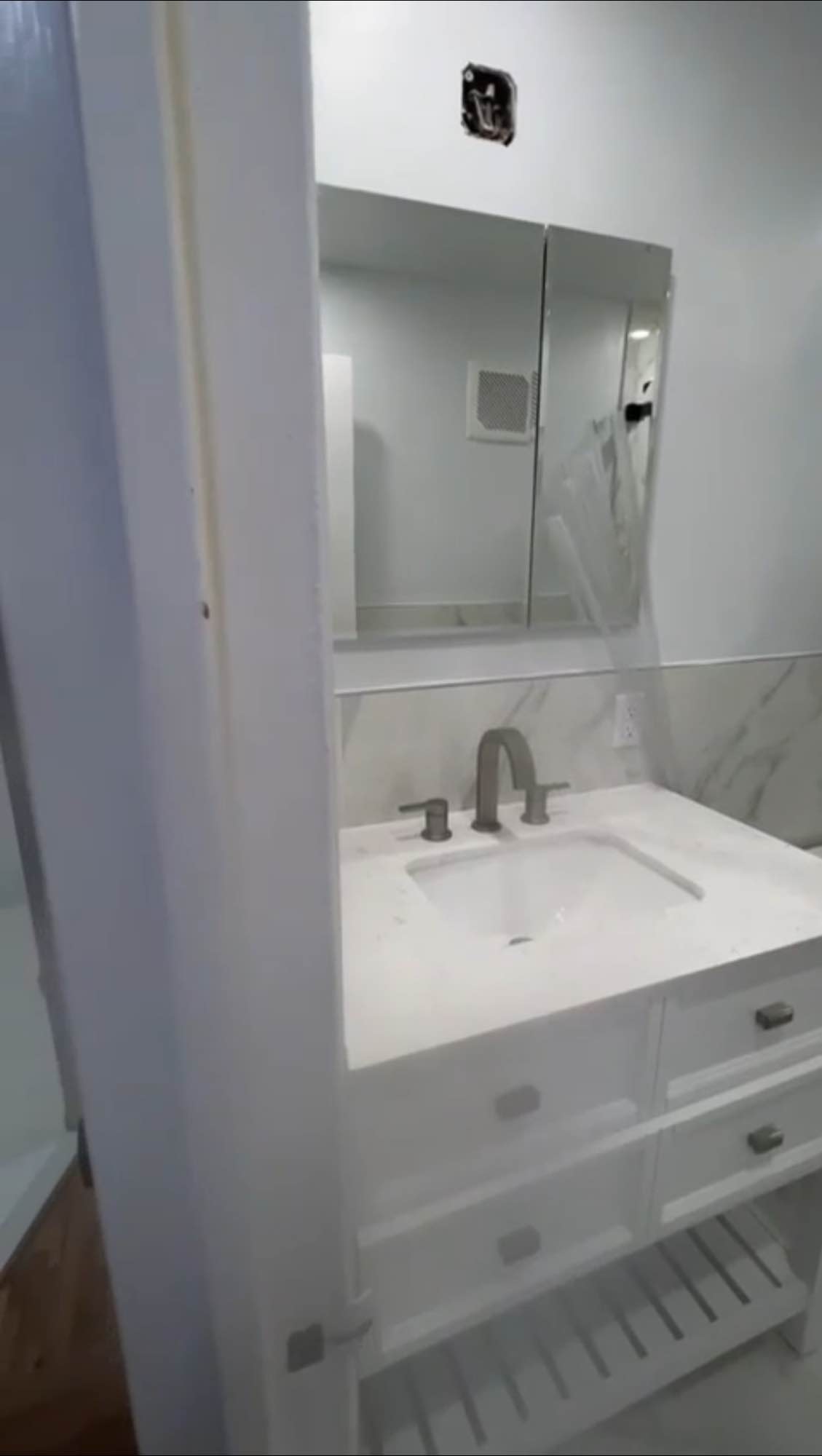 • 3 spacious bedrooms with plenty of storage space
• 3 modern bathrooms with sleek fixtures and finishes
• Gourmet kitchen with stainless steel appliances and granite countertops
• Open-plan living and dining area perfect for socializing and everyday living
• Plenty of natural light and fresh air throughout
• In-unit laundry