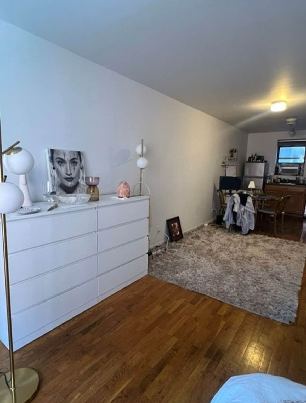 Spacious and sunny apartment in the desirable Washington Heights neighborhood. This apartment boasts a modern kitchen, ample closet space, and hardwood floors. Conveniently located near the A train, local shops, and parks, making your commute and daily life a breeze. Schedule a viewing today!