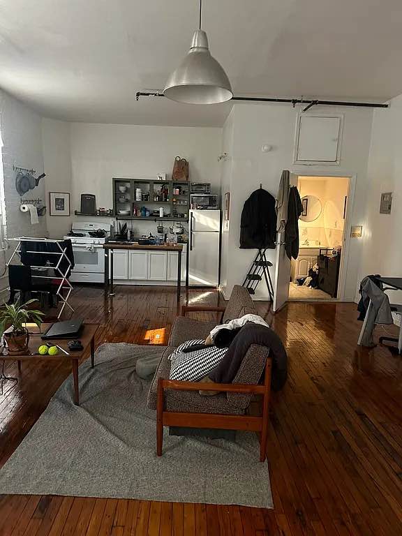 This is Great Opportunity, Brand new clean and spacious studio with a private bathroom, kitchen and private work space in New York  available . It is renovated with high end finishings and closets, throughout the studio
Email me through trinagularskyy@gmail.com or +18722612385
 for more information about the place