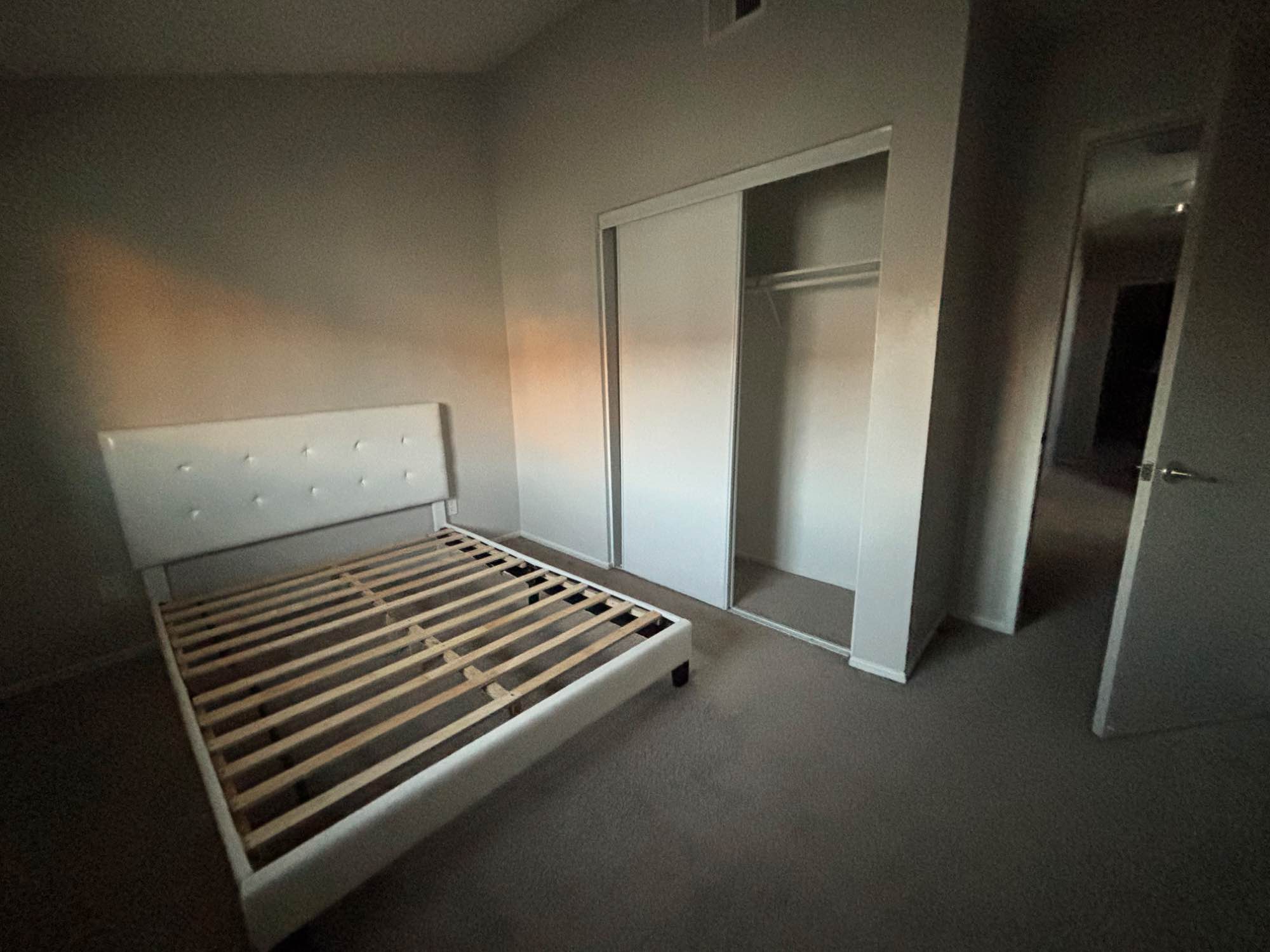 We are Renting one of the bedrooms in our home is town home of two floors 
👉🏻Private bathroom and garage optional 
The condo has pool and gym, is a private neighborhood, nice place , nice house 
