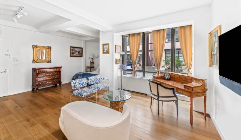 Welcome to this move-in ready, luxury, furnished alcove studio in Historic Brooklyn Heights!
The intelligent floor plan features a cozy sleeping alcove to separate your living and rest areas. The sleek kitchen is equipped with gorgeous white Caesarstone countertops, high-performance Bosch stainless steel appliances, ample cabinet space and an in-unit washer-dryer. The large living area comes equipped with comfortable seating, a smart TV, an antique writing desk, and glass coffee table. Just bring your clothes and move-in!