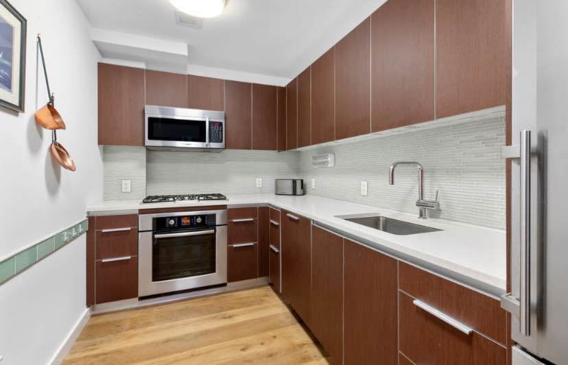 Welcome to this move-in ready, luxury, furnished alcove studio in Historic Brooklyn Heights!
The intelligent floor plan features a cozy sleeping alcove to separate your living and rest areas. The sleek kitchen is equipped with gorgeous white Caesarstone countertops, high-performance Bosch stainless steel appliances, ample cabinet space and an in-unit washer-dryer. The large living area comes equipped with comfortable seating, a smart TV, an antique writing desk, and glass coffee table. Just bring your clothes and move-in!