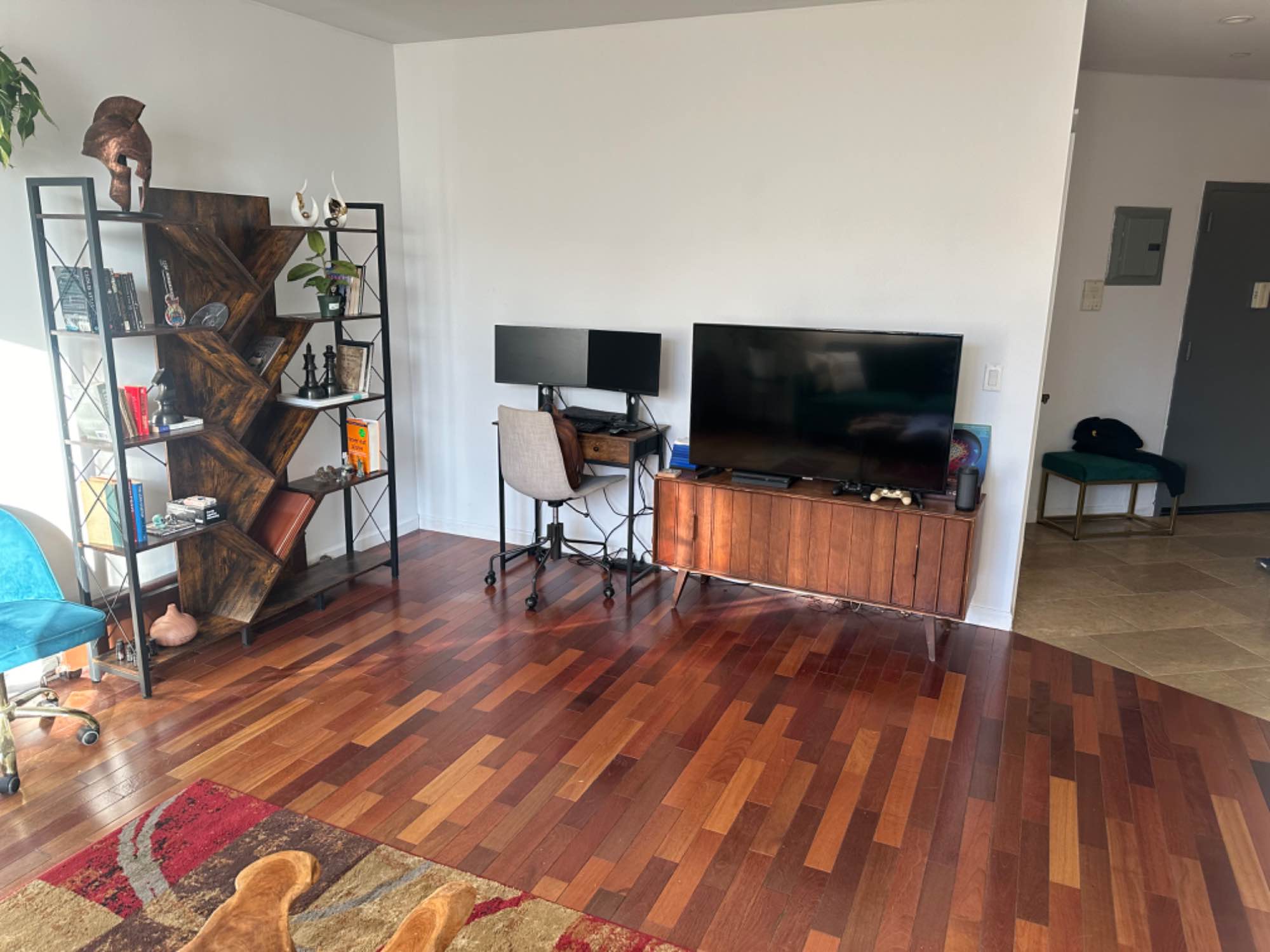 Large Sunny Private Apartment with Balcony for Sublet
I am subletting my fully furnished apartment in Greenpoint starting December 14th to January 18th, (dates slightly flexible). The apartment has a large private balcony, all appliances including dishwasher, laundry in building, ample closet space, WFH setup with 2 monitors, fully stocked kitchen all available to use. Conveniently located in GP between the G and the L (so you're not bound to the G). 10 min walk to G, and 15 min walk to L, 5 mins mins to McCarren Park, 1 min to McGolrick Park. Super close to bars, restaurants, a ton of coffee shops in a very safe area.
Rent is $2,500/month or prorated, with all utilities included (slightly negotiable for the right fit). Please dm me if interested.