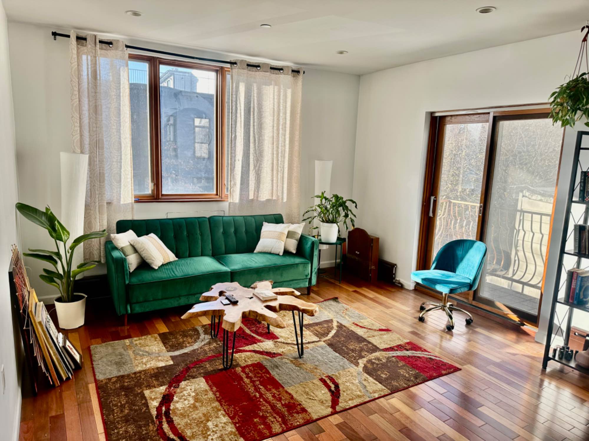 Large Sunny Private Apartment with Balcony for Sublet
I am subletting my fully furnished apartment in Greenpoint starting December 14th to January 18th, (dates slightly flexible). The apartment has a large private balcony, all appliances including dishwasher, laundry in building, ample closet space, WFH setup with 2 monitors, fully stocked kitchen all available to use. Conveniently located in GP between the G and the L (so you're not bound to the G). 10 min walk to G, and 15 min walk to L, 5 mins mins to McCarren Park, 1 min to McGolrick Park. Super close to bars, restaurants, a ton of coffee shops in a very safe area.
Rent is $2,500/month or prorated, with all utilities included (slightly negotiable for the right fit). Please dm me if interested.