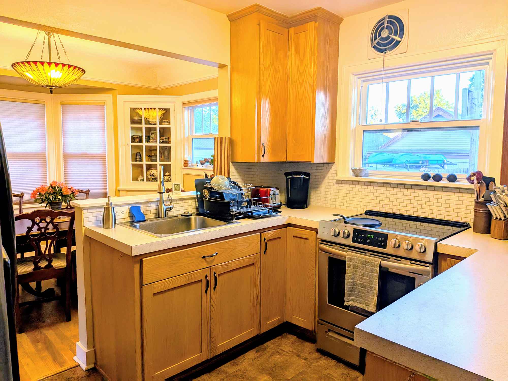 All new, entire second level, private bathroom, study, kitchenette, fully furnished, very quiet, older charming neighborhood, close to colleges and downtown 