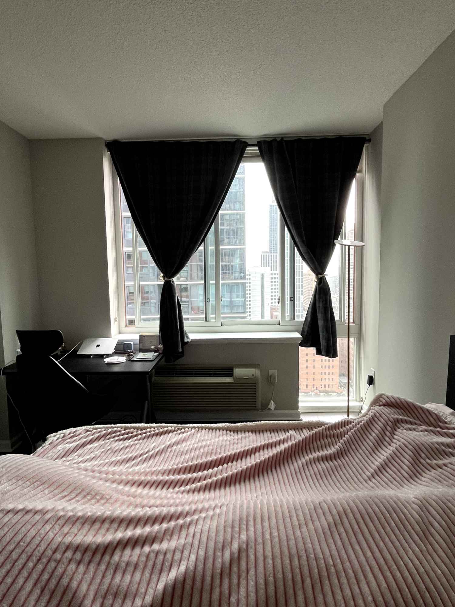 Room for Rent – Women Only | Luxury Apartment in Jersey City

🏙 Stunning South-Facing Room with Sunset Views!

🌟 Features & Amenities:
✔ Luxury high-rise with breathtaking sunset views from your room
✔ 10-minute walk to PATH Newport & Grove Street stations (~35 min to Manhattan: Christopher St & WTC)
✔ Full amenities: Gym, swimming pool, lounge rooms, in-unit washer and dryer included
✔ Furnished room – includes air-conditioner, heater, mattress, bed frame, nightstand, floor light & bathroom stand
✔ In-unit washer & dryer
✔ Own thermostat for personalized temperature control
✔ Noise-canceling windows for a quiet living experience
✔ WiFi & renter’s insurance covered

🛍 Prime Location:
	•	Whole Foods & ShopRite – 5-8 min walk
	•	Target – 15 min walk
	•	Newport Mall – 9 min walk
	•	Variety of restaurants – Indian, Chinese, American, Mediterranean options nearby
	•	Safe neighborhood at night

📍 Ideal for female tenants looking for a clean, peaceful, and convenient home in Jersey City.

Message for details or to schedule a viewing! 😊