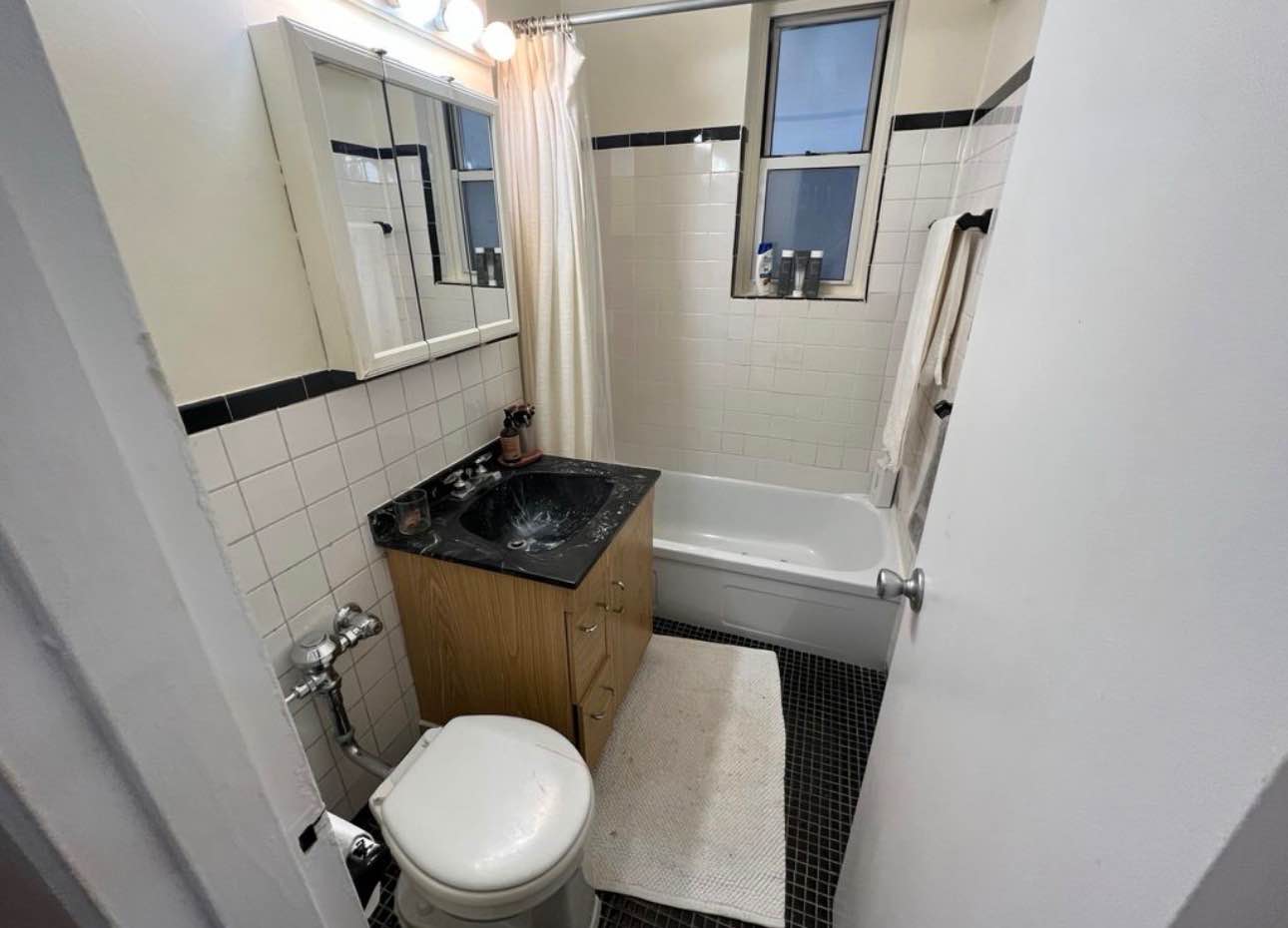 I’m looking for a solid, responsible person to take over my apartment. It’s a clean, comfortable space with good natural light and a relaxed vibe. The location is great; easy access to transportation, stores, and nearby food spots.

I’m hoping to find someone respectful and easygoing who’ll treat the place like home. Available for move-in now.

If you’re interested, send a message and tell me a bit about yourself.
