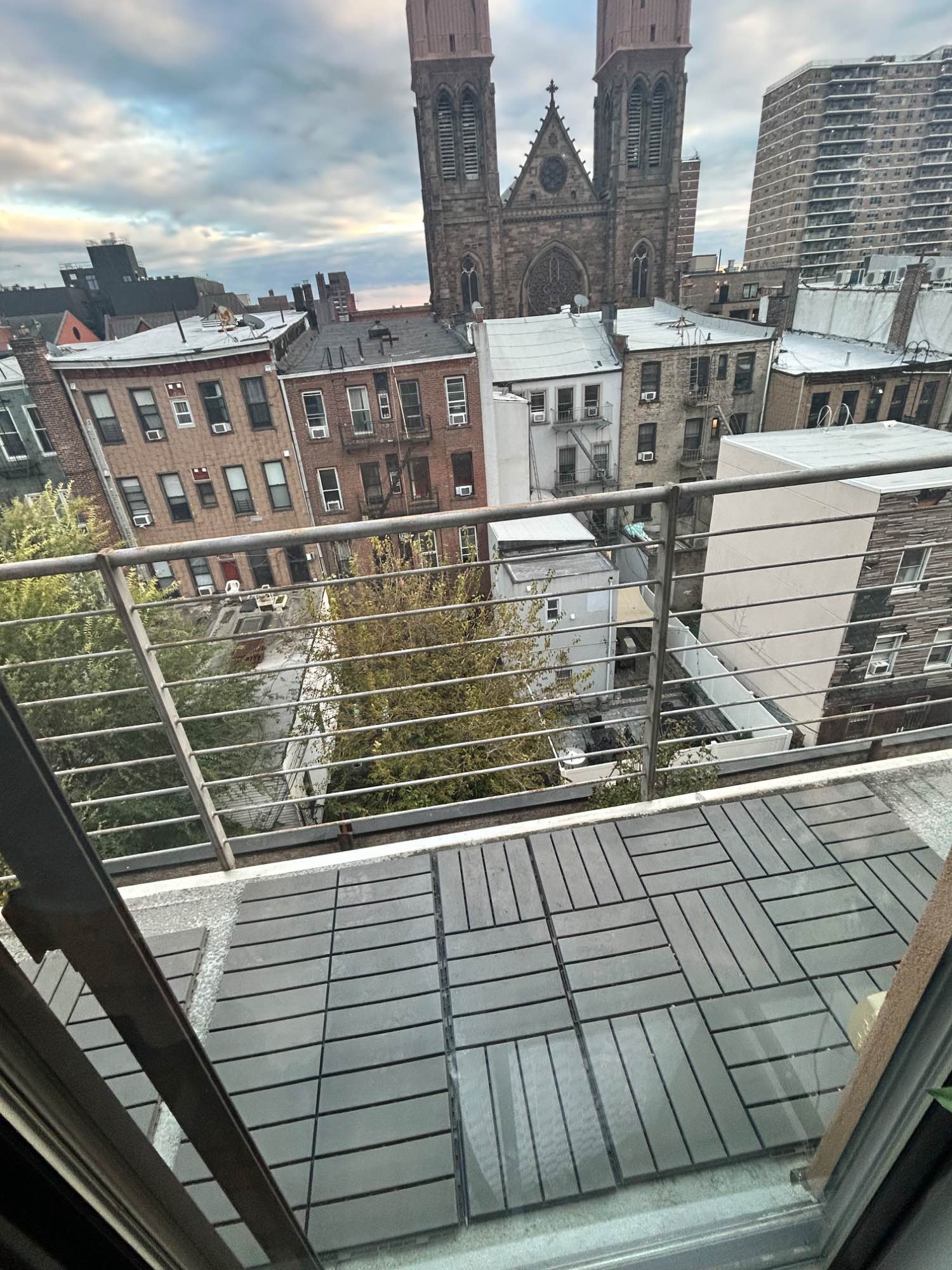 Private room in a 2 bed apartment with balcony 
Building has laundry, gym, common space.
I do not live here. The tenant is a female i am listing it for her.