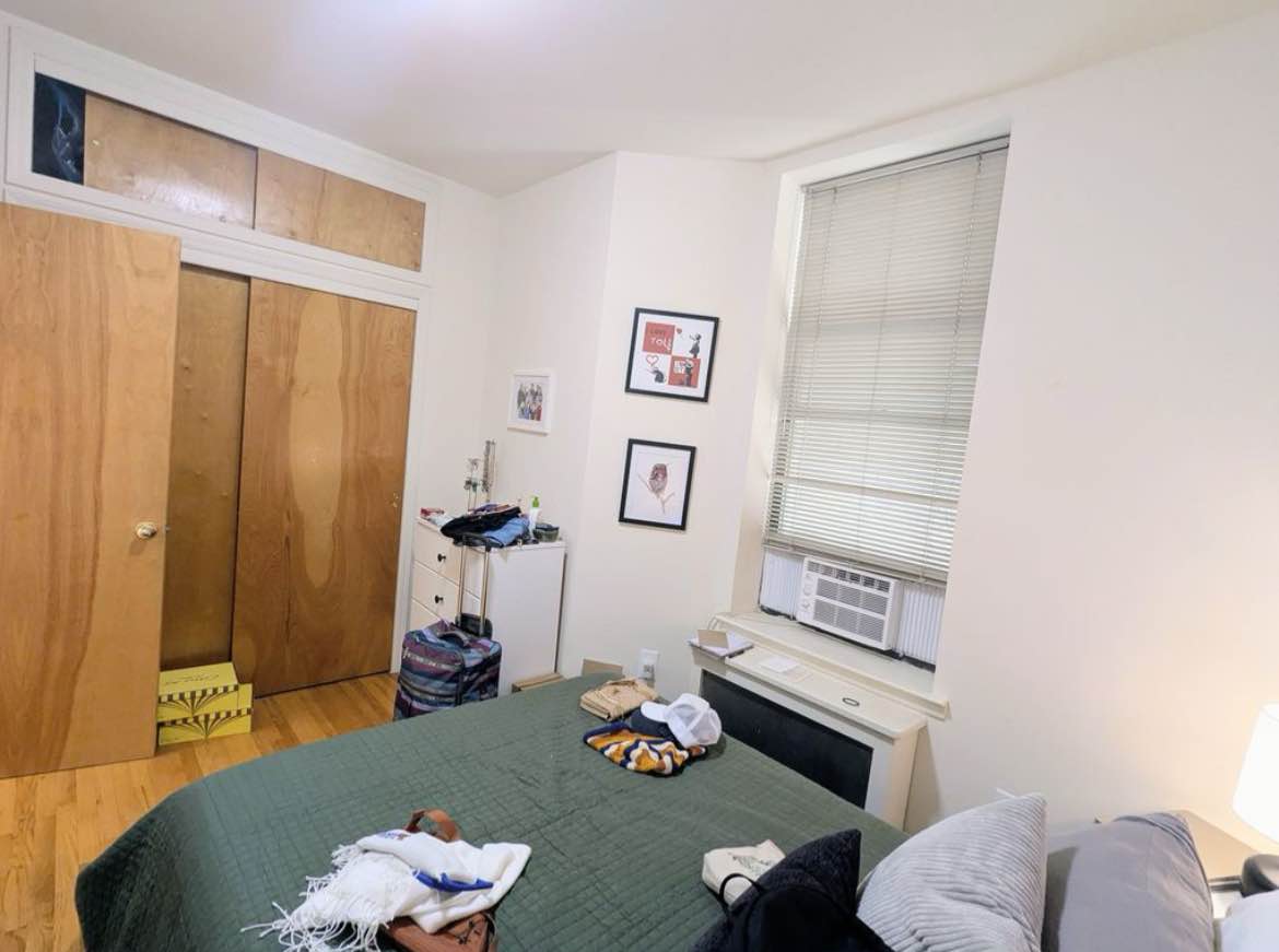 (YES, IT'S AVAILABLE)
Sunny & spacious apartment available

You'll have the entire apartment to yourself, featuring a bedroom, a well-equipped kitchen, and a spacious living room.

A comfy and functional space for work and relaxation with a dedicated workspace and reliable Wi-Fi.
For your comfort, the apartment comes with 1 portable Air Conditioning unit and 1 window AC unit, a convenient portable washer in the kitchen, a Nespresso machine, a soda stream, and all the essential amenities you might need.

Seeking someone that is easy-going, clean and transparent.

Thank you