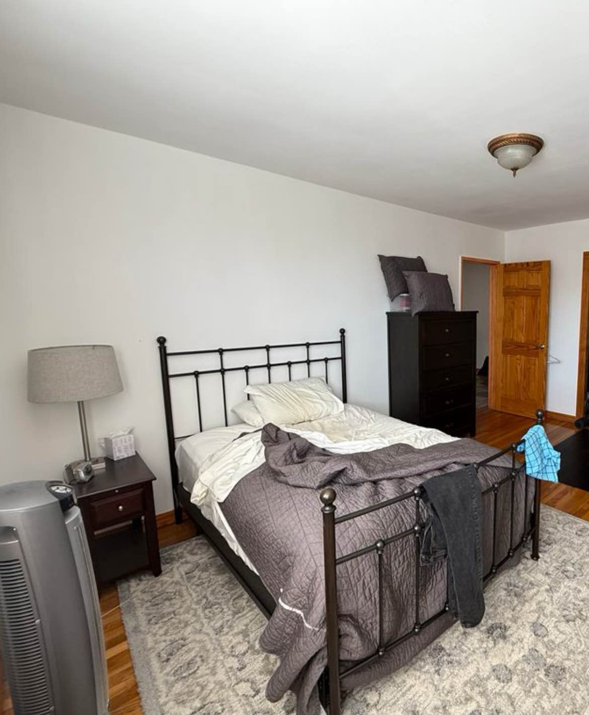 A charming and meticulously maintained one-bedroom apartment. This ideal unit is perfectly suited for a single professional or a couple. For inquiries or to arrange a viewing, please contact Swarezgary@gmail.com.