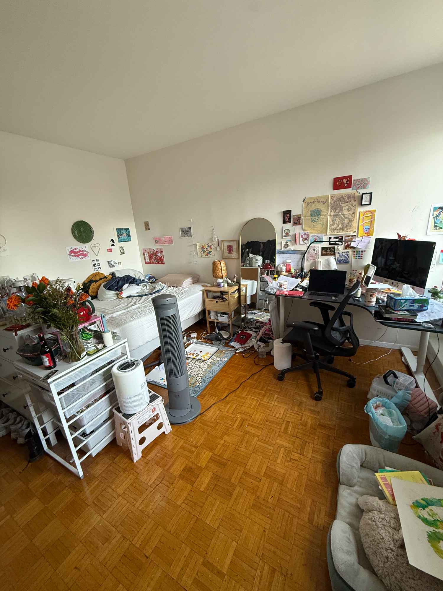 Large sunny south facing spacious room in a 3 bedroom flex luxury apartment. This is the original bedroom so it's very quiet. There is central AC that you can control. There's also a huge closet in the room. Water is included in the rent so you only have to pay for electric and wifi. There's laundry in the building, as well as a full service mail room so your packages will never get stolen, gym, and lounge area with a pretty cool outdoor patio. The building is also located right next to the 34th street station so it's extremely convenient. You can get to almost anywhere in Manhattan in 15-30 minutes. There's lots of food options and grocery stores within a 5-10 minute walk. Apartment is also very quiet, I barely hear any neighbors at all.
Would love to find someone that's quiet and respectful! The roommates are really chill and generally keep to themselves.