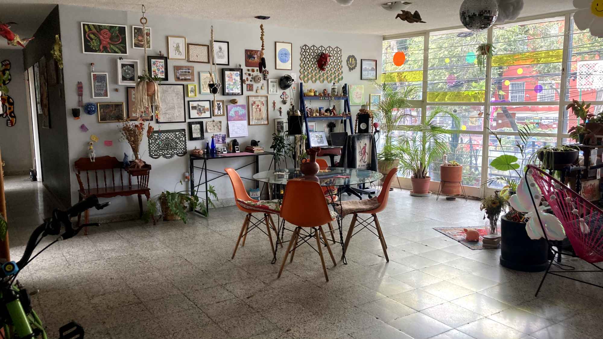 Habitación disponible desde 1 de octubre.

📍 Col. Narvarte, a unas calles de Parque Delta. Conexión top:
Metro Centro Médico y Etiopía, Metrobús Obrero Mundial, Ecobici, parques y restaurantes.


🚪 El cuarto 430 x 380 m: sin muebles (solo clóset), buena luz y piso de duela.
🏡 El depa: amplio, primer piso, balcón, lavadora, un baño compartido.


👬 Con quién vivirías: André (27, 🌈) y yo (37). Ambos veganos 🌱, relajados, de buen humor y respetuosos. Depa tranquilo: no peda ni afters. Sí visitas tranquis para comer, ver peli o echar chisme.


💸 Renta: $6,900, incluye todos los servicios (agua, luz, gas, internet y artículos de limpieza básicos).
🧽 Limpieza: cada 2 semanas viene una señora a limpiar a profundidad ($170 por persona). En el día a día mantenemos orden y limpieza.


📑 Requisitos: solo un mes de depósito. Sin contrato ni estancia mínima.
🚫 No mascotas, solo 1 persona (no parejas viviendo).
🚭 Se fuma solo en el balcón.


✨ Buscamos gente respetuosa, limpia y con buena vibra. Espacio inclusivo (LGBTQ+ friendly).


👉 Si te late, mándame mensaje con: nombre/edad, a qué te dedicas y tus horarios laborales. Coordinamos visita y nos conocemos 🌞