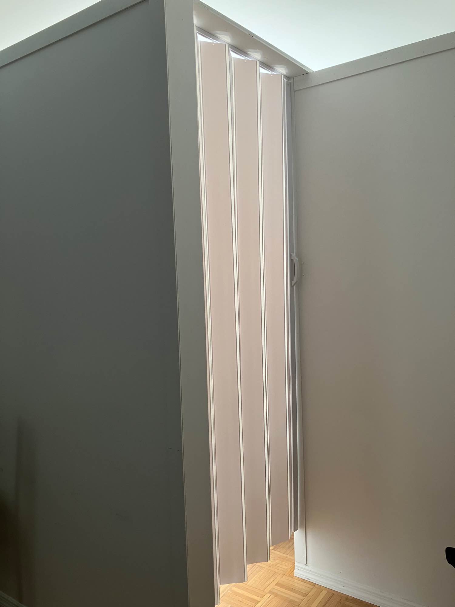 Looking for a roommate (male or female) to fill a vacant flex room for a 3BD/2BA unit in a luxury, doorman, elevator building located on 42nd and 9th Ave. Can be furnished or unfurnished. This is for a lease takeover (ends at the end of April 2026).
Spacious and south facing with lots of sunlight. Feel free to text me at 347-275-0689 if you have any questions.
Roommate 1
-Female
-Master Bedroom (its own bathroom)
-Early 30s / NYU grad working in fintech
Roommate 2
-Male
-Bedroom 2 (you will share a bathroom with him)
-Early 30s / NYU grad working in fintech
Apt Details
-Gym: free
-Gross rent: $1,696 per month
-Effective rent (with 1 month free): $1,555.50
-Utilities: not included (around $50 for ConEd and $30 for WiFi)