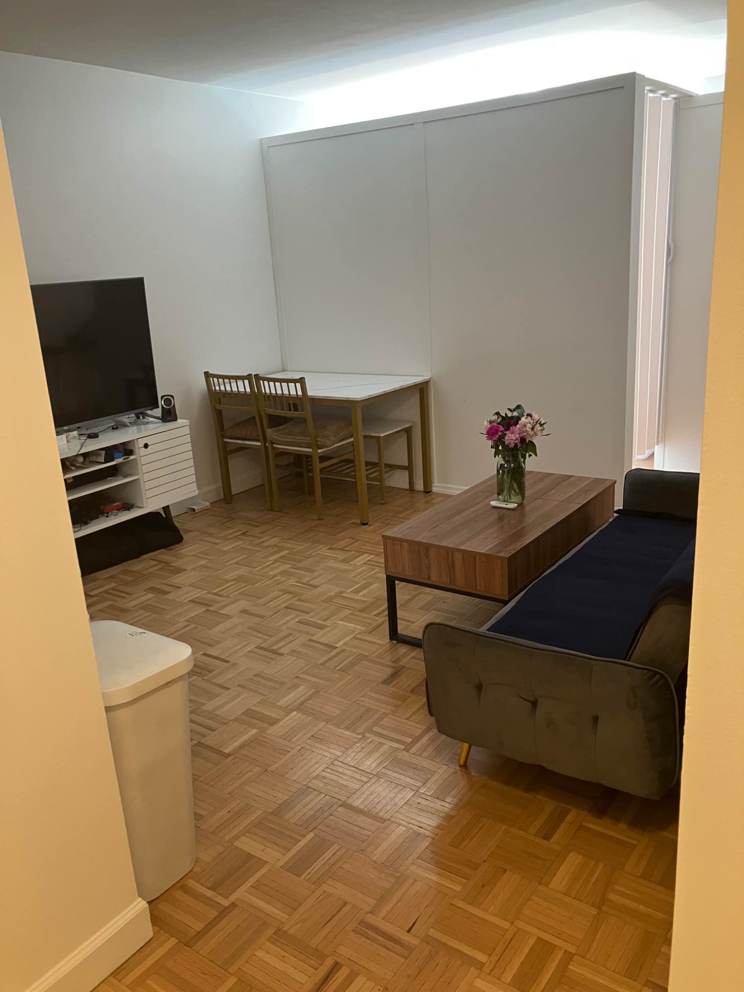 Looking for a roommate (male or female) to fill a vacant flex room for a 3BD/2BA unit in a luxury, doorman, elevator building located on 42nd and 9th Ave. Can be furnished or unfurnished. This is for a lease takeover (ends at the end of April 2026).
Spacious and south facing with lots of sunlight. Feel free to text me at 347-275-0689 if you have any questions.
Roommate 1
-Female
-Master Bedroom (its own bathroom)
-Early 30s / NYU grad working in fintech
Roommate 2
-Male
-Bedroom 2 (you will share a bathroom with him)
-Early 30s / NYU grad working in fintech
Apt Details
-Gym: free
-Gross rent: $1,696 per month
-Effective rent (with 1 month free): $1,555.50
-Utilities: not included (around $50 for ConEd and $30 for WiFi)