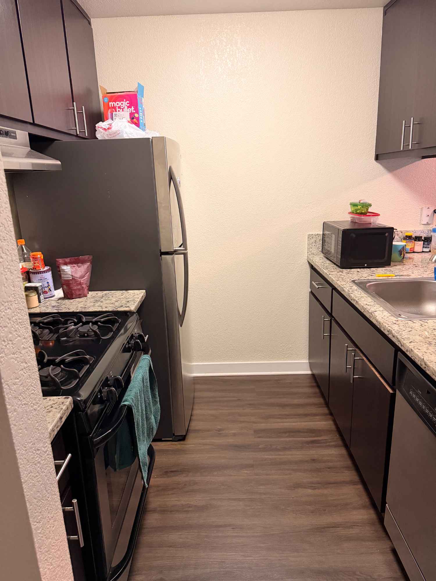 If you’re looking for a calm and comfortable place to live, this could be a great fit. I’m moving out of my 2B1B apartment in Carmichael on Madison Ave and looking for someone to take over my spot starting December 5th (date is a little flexible).

You’ll be sharing the apartment with one other working professional (25F) who’s friendly, tidy, and easy to get along with. The space is quiet, clean, and well maintained perfect for someone who appreciates a peaceful home.

The apartment includes an in-unit washer and dryer, a reserved parking spot, a swimming pool, and a bright living room with lots of natural light. Kitchen and common areas are shared.

Located in a safe neighborhood, just a short walk to Walmart, Home Depot, Ross, and grocery stores. Close to cafes, restaurants, and public transit. Also convenient to several hospitals and colleges, making it a great option for students or travel nurses.

Rent is $950/month (utilities separate)

If this sounds like the right fit, please send a quick message with a short intro and your preferred move-in date.