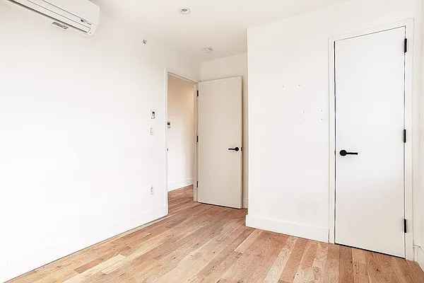 The apartment is a 4 Bedroom duplex with two rooms on each floor (one bigger, one smaller). All rooms are south-western facing so there's always natural light (I grow plants through the windows year round), and the smaller rooms have balconies. The smaller rooms have balconies, and my roommates and I have found that leaving the smaller room on the bottom floor as an additional living room works best. It gives everyone, including guests, access to a balcony and is where we've put the tv and couch. It also makes it easy to host folks as a makeshift guest bedroom.
I live in the upstairs smaller room, as when we first got the apartment in 2021 (I was the connector of everyone and figured it'd be easiest to just let them have the bigger rooms), so the two rooms to fill are the bigger ones both upstairs and downstairs. All of the bedrooms have overhead lighting, Mitsubishi heating and cooling units. The closets aren't massive, but there's ample room for dressers in the rooms (I have a rack in the smaller one).
There are full bathrooms on each floor, with a full kitchen on the first floor and nice open space when you walk in. Laundry and small gym in the basement, with a large turfed courtyard attached to the building (I play soccer out there when it's warm). There is also a rooftop lounge, a library and a game room in the building.
There are unreal restaurants and bar options around. I'm staying in the spot because of how much I've fell in love with the neighborhood, neighbors, and even the difference one or two blocks in any direction makes.
Bills-wise there is Wi-Fi, Water, and Gas/Electricity. The building management is relatively responsive and the supers are great. All payment to the rental company occurs through the BILT platform. Really great spot.