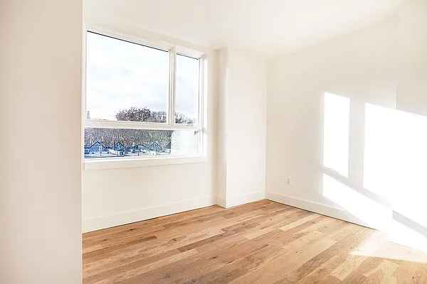 The apartment is a 4 Bedroom duplex with two rooms on each floor (one bigger, one smaller). All rooms are south-western facing so there's always natural light (I grow plants through the windows year round), and the smaller rooms have balconies. The smaller rooms have balconies, and my roommates and I have found that leaving the smaller room on the bottom floor as an additional living room works best. It gives everyone, including guests, access to a balcony and is where we've put the tv and couch. It also makes it easy to host folks as a makeshift guest bedroom.
I live in the upstairs smaller room, as when we first got the apartment in 2021 (I was the connector of everyone and figured it'd be easiest to just let them have the bigger rooms), so the two rooms to fill are the bigger ones both upstairs and downstairs. All of the bedrooms have overhead lighting, Mitsubishi heating and cooling units. The closets aren't massive, but there's ample room for dressers in the rooms (I have a rack in the smaller one).
There are full bathrooms on each floor, with a full kitchen on the first floor and nice open space when you walk in. Laundry and small gym in the basement, with a large turfed courtyard attached to the building (I play soccer out there when it's warm). There is also a rooftop lounge, a library and a game room in the building.
There are unreal restaurants and bar options around. I'm staying in the spot because of how much I've fell in love with the neighborhood, neighbors, and even the difference one or two blocks in any direction makes.
Bills-wise there is Wi-Fi, Water, and Gas/Electricity. The building management is relatively responsive and the supers are great. All payment to the rental company occurs through the BILT platform. Really great spot.