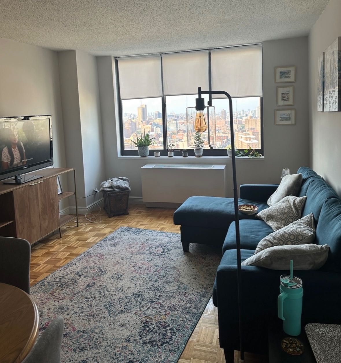 Private room and bathroom lease takeover in luxury 2 bed/2 bath apartment on the UES. $2162 month plus utilities. Covid deal!
🌟 November 1 (as early as October 19) until July 31, 2025! On the Upper East Side - 95th between 2nd and 3rd.
🌟 24 hour doormen, corner unit with tons of windows, natural light and views, elevators, plentiful building laundry. Building offers gym, rooftop, pool, workspace. You’ll be living with an awesome 31-year old girl who’s a teacher, loves workout classes & restaurants, and is fun to watch The Bachelor with.
If interested, please message with some info about you and confirm 50x income, ability to pay $2162 security deposit.