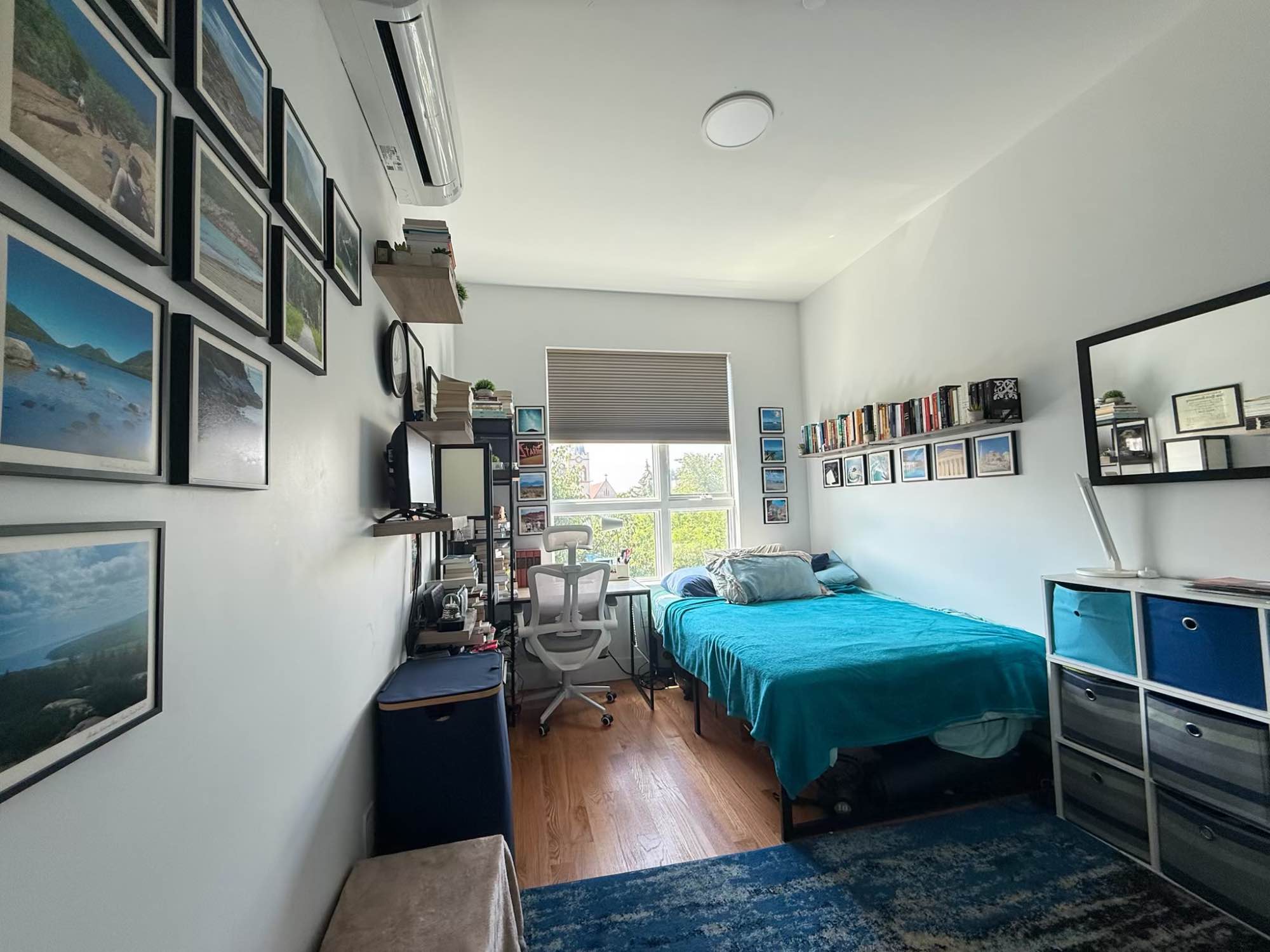 TWO ROOMS OPEN 

My name is Rozz! I’m looking for Two girl roommates to move into my apartment. Large room:1300 and Medium room:1100 a month. Utilities are roughly $100. Year long lease. Open to pets. 