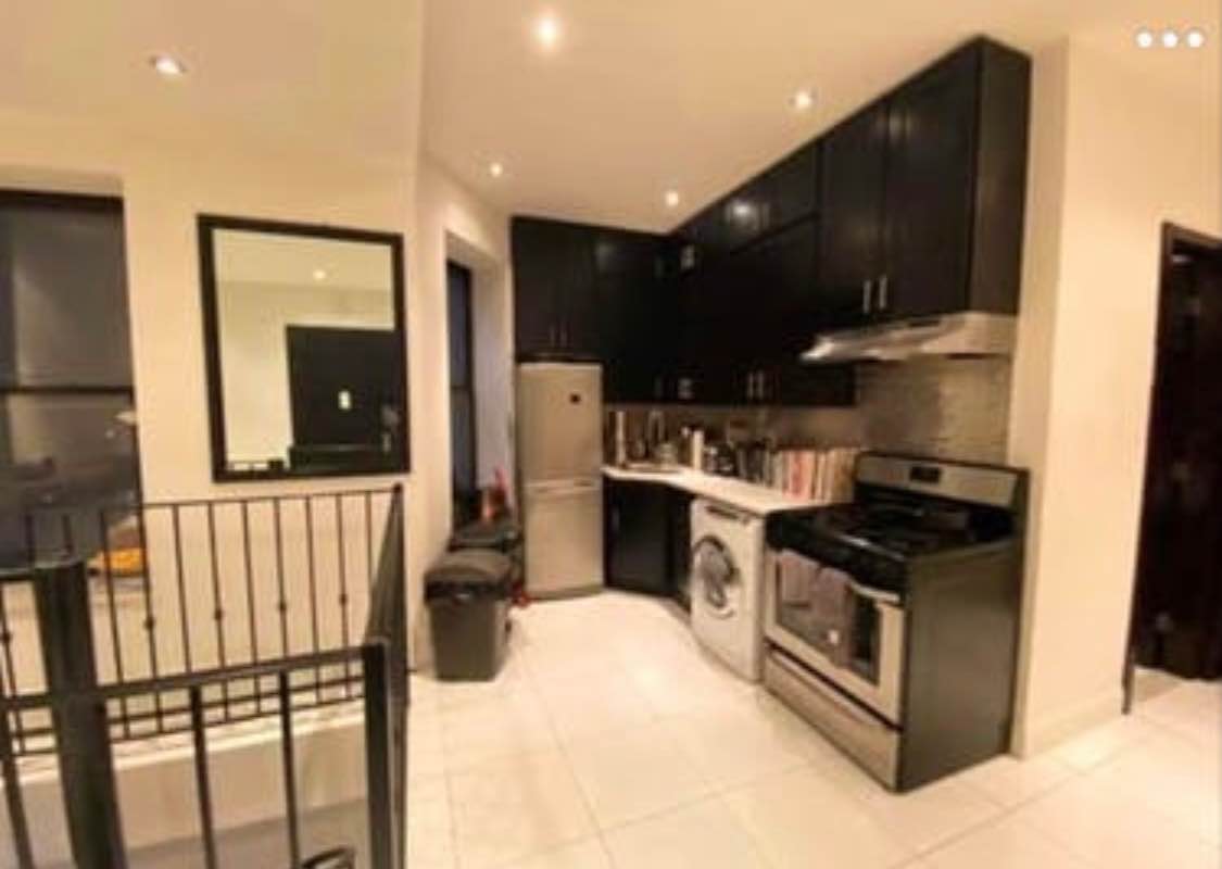 This apartment is on the Upper West Side near the 96th st Express train(1,2,3) and 103rd st trains
(1,B,C,D).
Large private bedroom(cover photo) with closet available in a duplex apartment. The bedroom is on the lower level.
The second smaller bedroom is on the upper floor.
Note: I’m not sure what is happening with this app but im unable to edit and add pictures. I can provide additional pictures in messages or FaceTime.
Hi all,
We are looking for a roommate to sublet a room in our duplex.
The area is surrounded by great restaurants, bakeries, and groceries stores. Some places within 6-7 mins walking distance: Target, Whole Foods, Trader Joe's, Target, Sephora, Homegoods, TJ Max, Insomnia cookies.
The 1 train is a 6-7 mins walk and is one stop from the express 2,3 trains.
About us: We all get along well and hang out sometimes. I work as a tech Consultant and my other roommate works in the Beauty industry. We all like to travel and work out.
Hobbies:
Running
Eating
Netflix