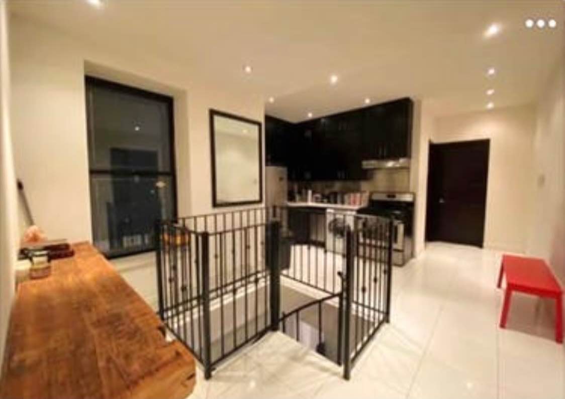 This apartment is on the Upper West Side near the 96th st Express train(1,2,3) and 103rd st trains
(1,B,C,D).
Large private bedroom(cover photo) with closet available in a duplex apartment. The bedroom is on the lower level.
The second smaller bedroom is on the upper floor.
Note: I’m not sure what is happening with this app but im unable to edit and add pictures. I can provide additional pictures in messages or FaceTime.
Hi all,
We are looking for a roommate to sublet a room in our duplex.
The area is surrounded by great restaurants, bakeries, and groceries stores. Some places within 6-7 mins walking distance: Target, Whole Foods, Trader Joe's, Target, Sephora, Homegoods, TJ Max, Insomnia cookies.
The 1 train is a 6-7 mins walk and is one stop from the express 2,3 trains.
About us: We all get along well and hang out sometimes. I work as a tech Consultant and my other roommate works in the Beauty industry. We all like to travel and work out.
Hobbies:
Running
Eating
Netflix