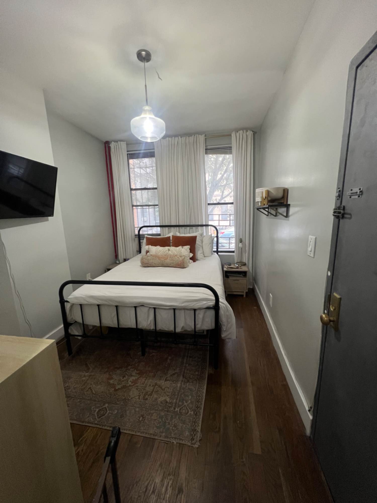 Great 2 bedroom 2 bath apartment in the heart of Bushwick with PRIVATE OUTDOOR SPACE. Close to the L and M lines. Near the best bars and restaurants in Bushwick. Lease ends May 31, 2025. Price and dates are FLEXIBLE. Message me for more info!