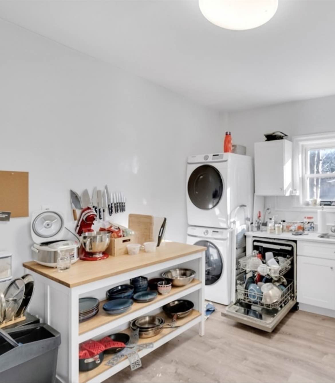 One bedroom apartment available for rent! If you're interested in learning more, please contact us at ilovegodright@gmail.com.