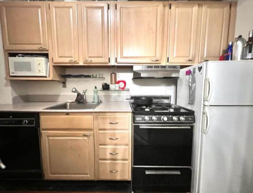 

Welcome to 433 West 34th Street. This impeccable Coop studio sits in the heart of the highly coveted Midtown Manhattan offering the perfect blend of historical charm and modern convenience. Step inside this spacious two-room haven and soak.