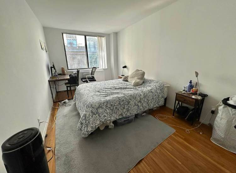 Great deal on a huge one bedroom (or flex 2 bed) in the heart of Gramercy Park on East 21st Street and 3rd Avenue. Apartment features: massive living room space (easily converts to 2 bed with good-sized living room), king-sized bedroom, built in the wall AC and heating units you control, tons of closet space, renovated kitchen with dishwasher, microwave, granite counter tops, new cabinets and new...