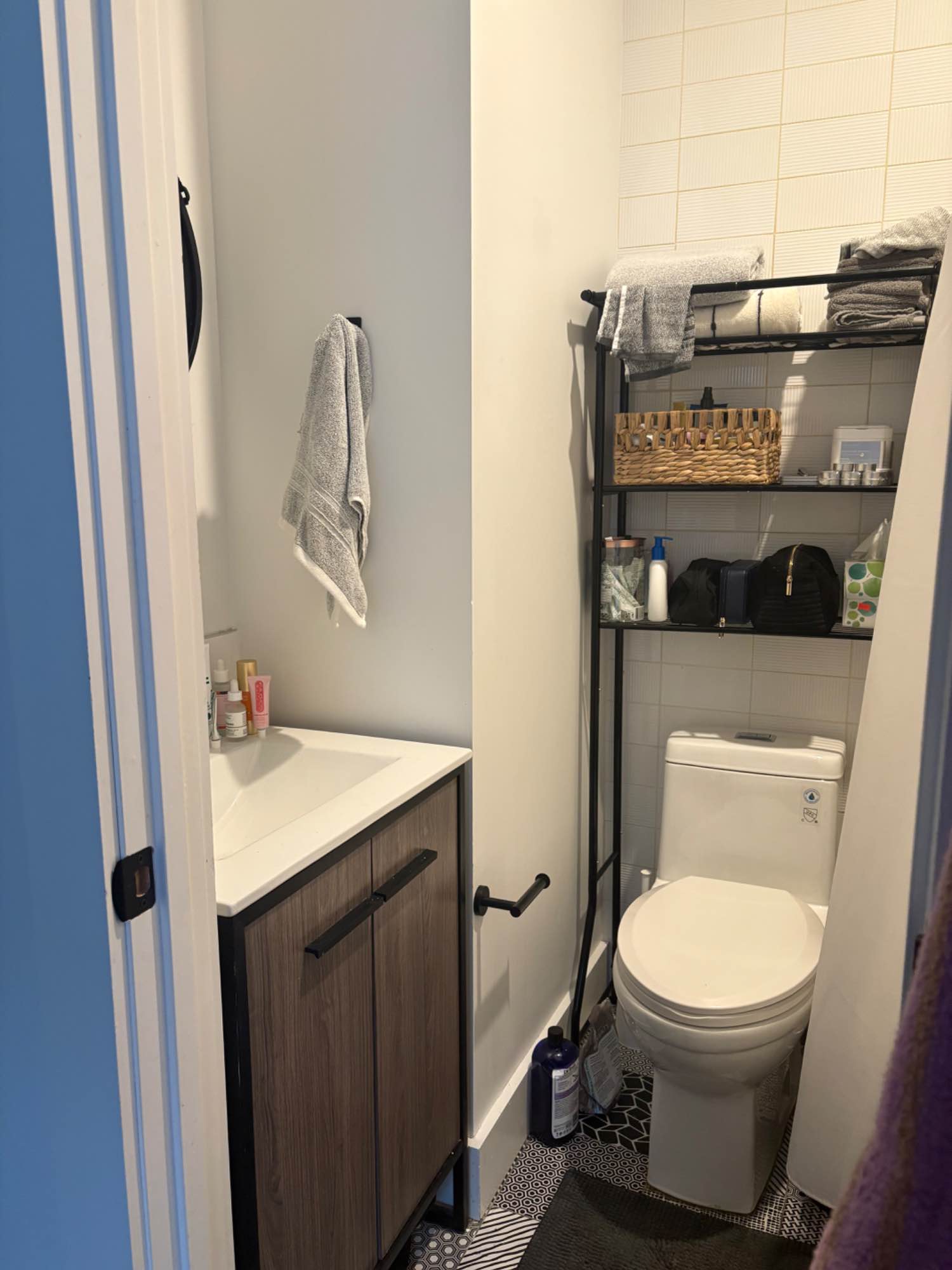 📍Ridgewood | $1110 + utilities | 1bd + private bath | SUBLEASE-LEASETAKEOVER SEPTEMBER 1ST
Hey y’all! We still have a room available in our 3bd/3ba apartment in Ridgewood and are looking for a new roomie to take over the lease starting November 1, but are looking for someone who would be able SUBLEASE in September then resign in November (when the lease is up). We’re also looking for someone open to signing onto the new lease in November and staying long-term! ✨
✨ About the Room:
• Private bedroom + your own bathroom
• Comes with full bed frame
• Rent: $1110/mo + ~$100 utilities
• Security deposit: $1398.35
• Central AC/Heat, Dishwasher, Laundry in basement
• 3rd floor walk-up
✨ Location:
• 5 min walk to Seneca M, 6 min to Myrtle-Wyckoff L (25 mins to Manhattan)
• 2 min walk to B58 bus
• Surrounded by bars, cafes, restaurants, Planet Fitness & parks!
✨ Requirements (per management):
• 680+ credit score
• Proof of income & employment
• No guarantors, must be approved on your own
✨ About Us:
You’ll be living with me & my roomie Tee — two creative, busy, friendly girls in our late 20’s. We’re chill, love to go out, but keep home life cozy and quiet (no bringing the party home). No pets, sorry!
✨ Ideal Roomie:
• Female, mid-late 20s (26+)
• LGBT & POC friendly 🌈✊🏾
• Clean, responsible, communicative, transparent
• Friendly, fun, but respectful of boundaries
We’re doing FaceTime interviews to find the right fit. If interested, DM me here or on IG @softest0000
💖 Can’t wait to meet YOU!