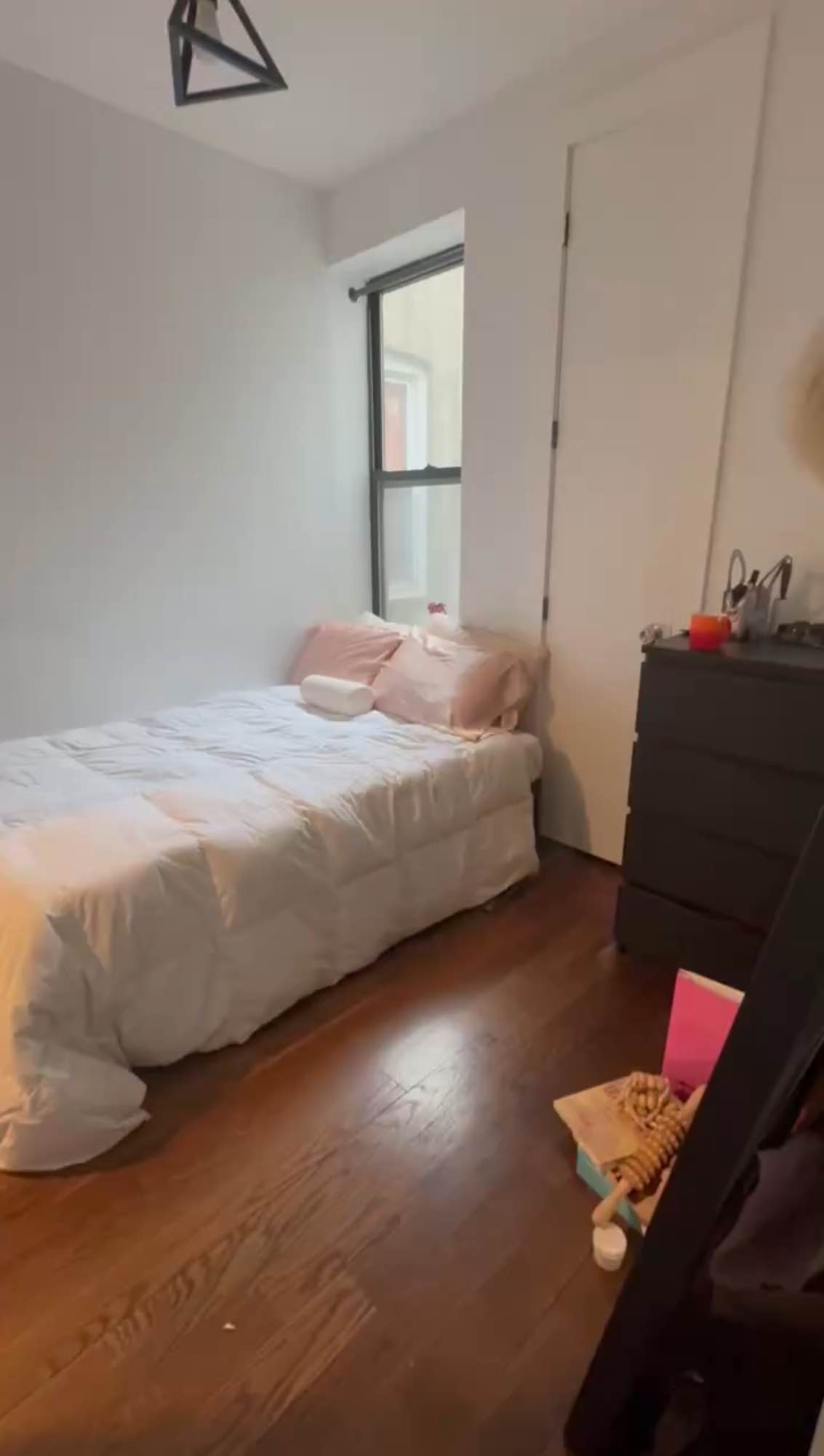 📍Ridgewood | $1110 + utilities | 1bd + private bath | SUBLEASE-LEASETAKEOVER SEPTEMBER 1ST
Hey y’all! We still have a room available in our 3bd/3ba apartment in Ridgewood and are looking for a new roomie to take over the lease starting November 1, but are looking for someone who would be able SUBLEASE in September then resign in November (when the lease is up). We’re also looking for someone open to signing onto the new lease in November and staying long-term! ✨
✨ About the Room:
• Private bedroom + your own bathroom
• Comes with full bed frame
• Rent: $1110/mo + ~$100 utilities
• Security deposit: $1398.35
• Central AC/Heat, Dishwasher, Laundry in basement
• 3rd floor walk-up
✨ Location:
• 5 min walk to Seneca M, 6 min to Myrtle-Wyckoff L (25 mins to Manhattan)
• 2 min walk to B58 bus
• Surrounded by bars, cafes, restaurants, Planet Fitness & parks!
✨ Requirements (per management):
• 680+ credit score
• Proof of income & employment
• No guarantors, must be approved on your own
✨ About Us:
You’ll be living with me & my roomie Tee — two creative, busy, friendly girls in our late 20’s. We’re chill, love to go out, but keep home life cozy and quiet (no bringing the party home). No pets, sorry!
✨ Ideal Roomie:
• Female, mid-late 20s (26+)
• LGBT & POC friendly 🌈✊🏾
• Clean, responsible, communicative, transparent
• Friendly, fun, but respectful of boundaries
We’re doing FaceTime interviews to find the right fit. If interested, DM me here or on IG @softest0000
💖 Can’t wait to meet YOU!