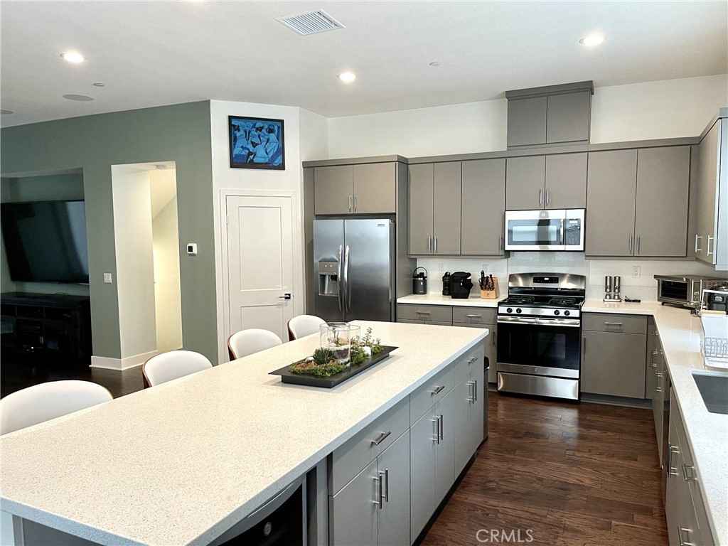 Renting out 2 rooms in this new 3 bedroom Condo. The bedrooms come with a shared bathroom, however there is another 1/2 bath available for use. The property is located in Platinum Triangle, between Disneyland and Angels Stadium, is near public transportation and plenty of bars and restaurants. The property has an open living room and kitchen space on the 2nd floor. No pets please. Please message me if interested.