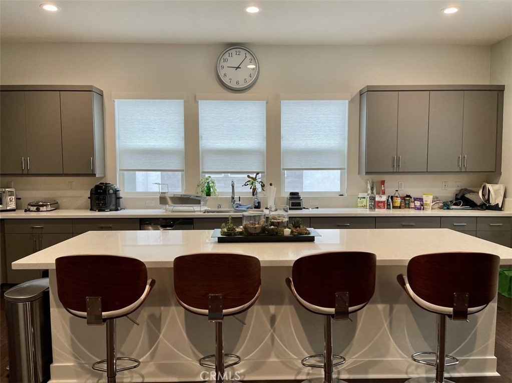 Renting out 2 rooms in this new 3 bedroom Condo. The bedrooms come with a shared bathroom, however there is another 1/2 bath available for use. The property is located in Platinum Triangle, between Disneyland and Angels Stadium, is near public transportation and plenty of bars and restaurants. The property has an open living room and kitchen space on the 2nd floor. No pets please. Please message me if interested.