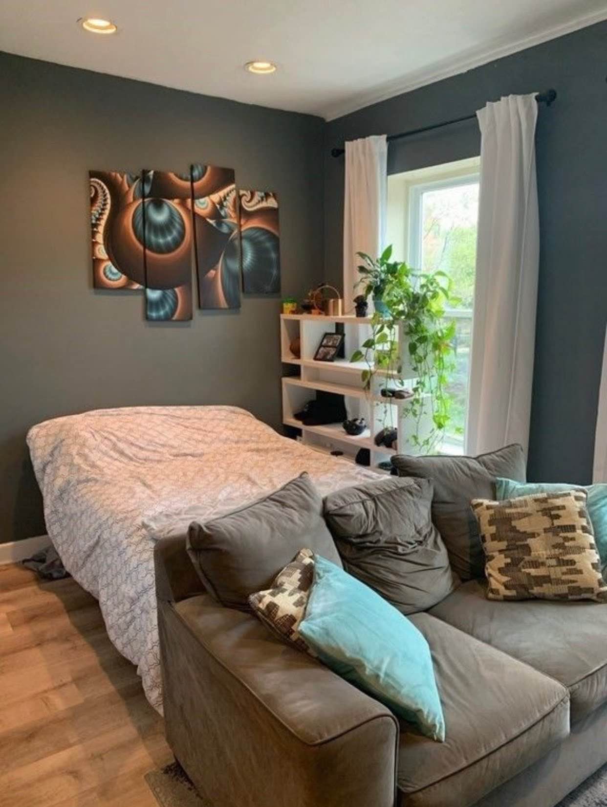 A SPACIOUS STUDIO LET
a private and furnished studio and all utilities are included in the rent.the room amenities include a private kitchen,bath,cable,wi-fi dishwasher,laundry hardwood floor,parking and pets are allowed,,, contact me for more information about the place for quickest response (Battadnavos@gmail.com)