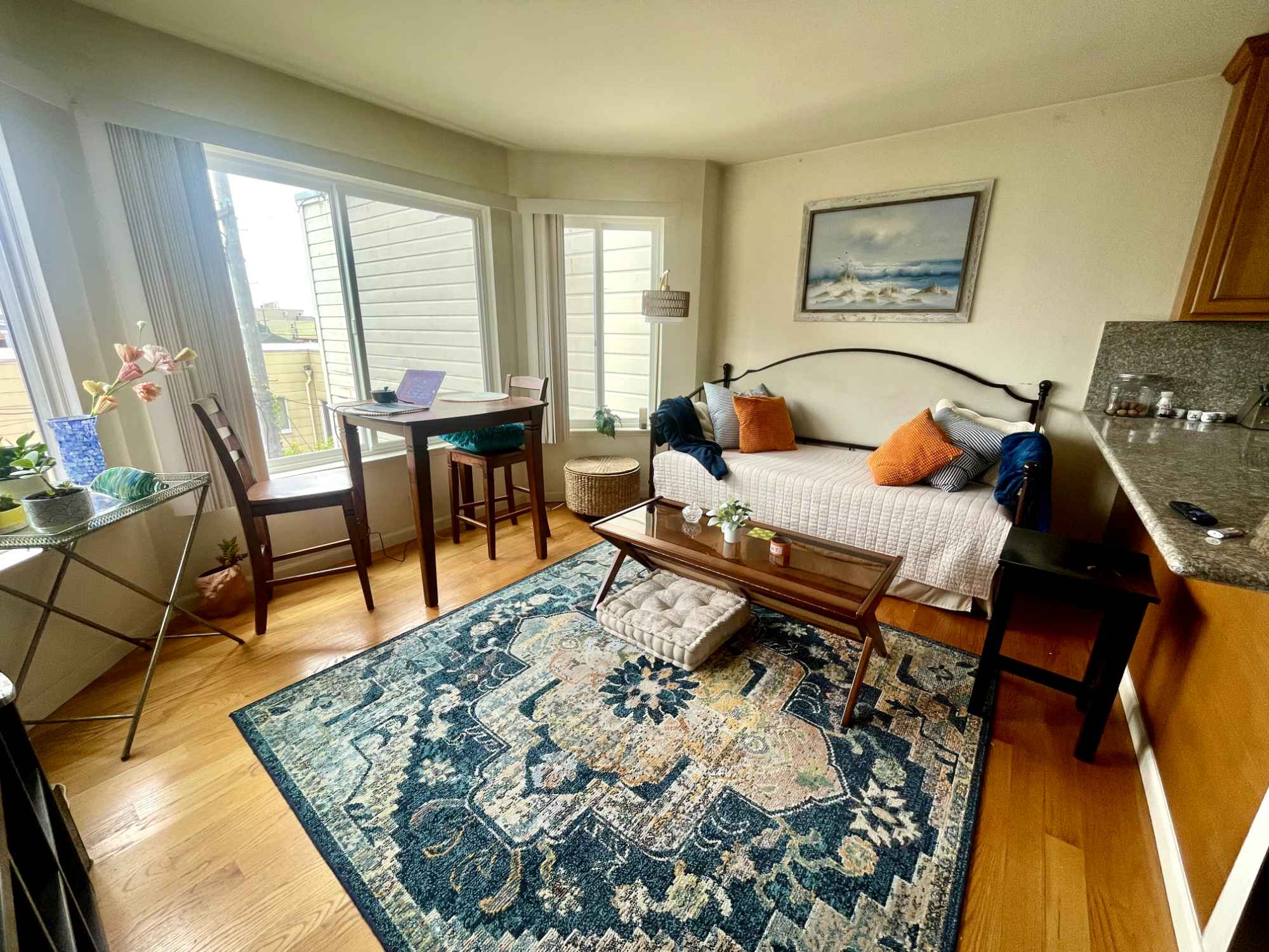 👋 About Me / Who I’m Looking For I’m a 33-year-old female teacher who values rest, solitude, and a calm home environment—especially during the week. I’m looking for a working professional who is clean, respectful, and quiet, and who sees home as a space for rest and recharge. This is not a party apartment, but I enjoy friendly conversation and a comfortable, low-key atmosphere.
This space is also a great fit for traveling nurses or other professionals with a consistent weekday schedule.
If this sounds like the kind of space you’re looking for, I’d love to hear from you!