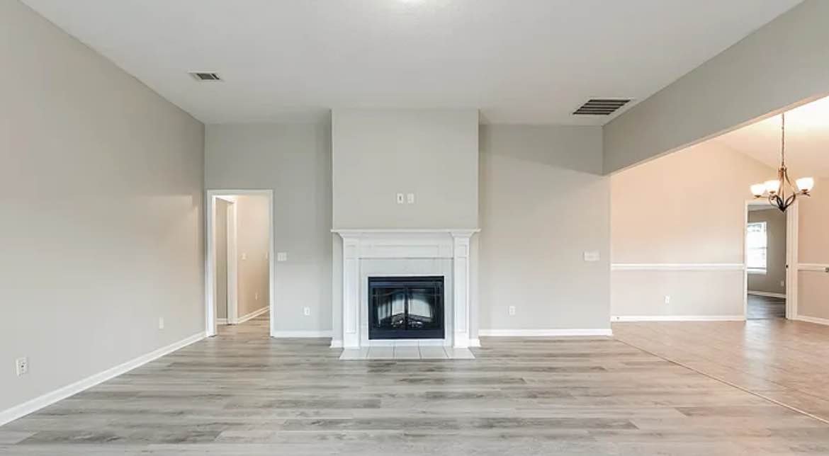 Hey! I just found out the place I’m renting is actually a 4-bedroom, so it’s way bigger than I need . I’m looking for a roommate to help split the rent and make use of the extra space. I’m barely home because of my work schedule—I’m usually so busy I pretty much just sleep here—so you’d have plenty of privacy.
