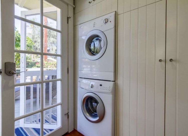 1 Bed 1 Bath Free Standing Cottage Home in Historic North Park!
Completely Renovated - Free Standing Cottage Home with PRIVATE Patio and fruit trees!
In the comfortable Interior, the kitchen has a restored vintage stove, newer appliances, and washer and dryer en-suite! A nice deep tub with a shower in the bright bathroom. Gorgeous original fir wood floors, large windows, and lovely finishes adorn... A LARGE, PRIVATE Rear Deck to enjoy Outdoor Dining, BBQ grilling, Lounging and Sunbathing! Enjoy a sweet, country style in the city!! If interested drop your contact or email (Christian.stylez@outlook.com) me so we can schedule a viewing and terms to secure and move in