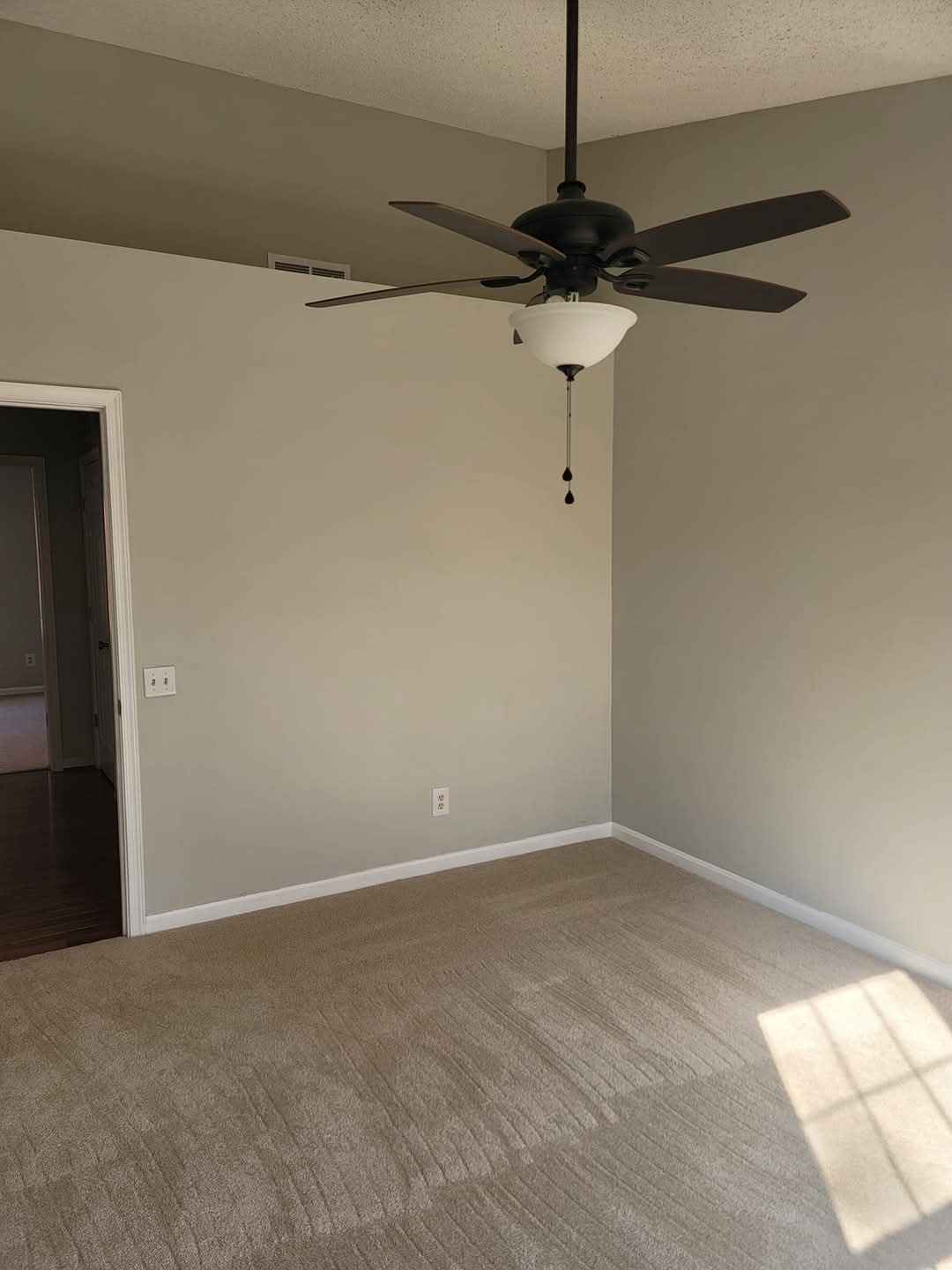 Master bedroom available for rent in an a great location. Roommates are private ensuite bathroom, soaking tub, walk in closet, separate shower. Owner occupied. Single occupancy.
Utilities
WiFi, Street Parking, Furnished Common Areas, Washer and Dryer, Lawn Care in spring/summer is ALL INCLUDED. NO PETS
5 minutes from Geico. 10 Minutes from I-95. 15 to 20 minutes from Central Park, Southpoint, Downtown Fredericksburg, Shopping, UMW, Germanna, MW Hospital, Spotsylvania Regional Medical Center
Included in Rent
Gas, Electric, Trash, Water, Heat, AirCon, Fios internet, Sewer