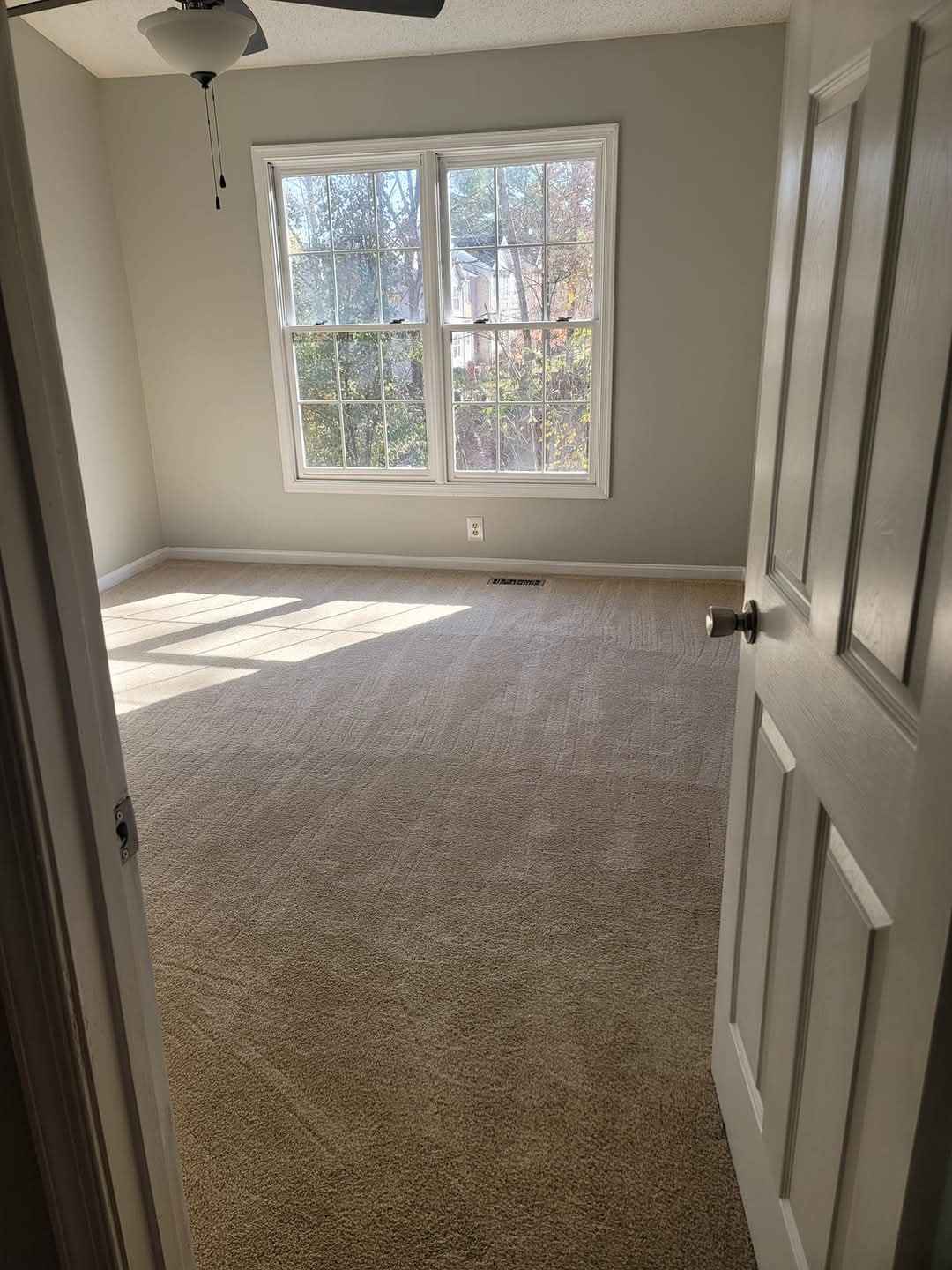 Master bedroom available for rent in an a great location. Roommates are private ensuite bathroom, soaking tub, walk in closet, separate shower. Owner occupied. Single occupancy.
Utilities
WiFi, Street Parking, Furnished Common Areas, Washer and Dryer, Lawn Care in spring/summer is ALL INCLUDED. NO PETS
5 minutes from Geico. 10 Minutes from I-95. 15 to 20 minutes from Central Park, Southpoint, Downtown Fredericksburg, Shopping, UMW, Germanna, MW Hospital, Spotsylvania Regional Medical Center
Included in Rent
Gas, Electric, Trash, Water, Heat, AirCon, Fios internet, Sewer