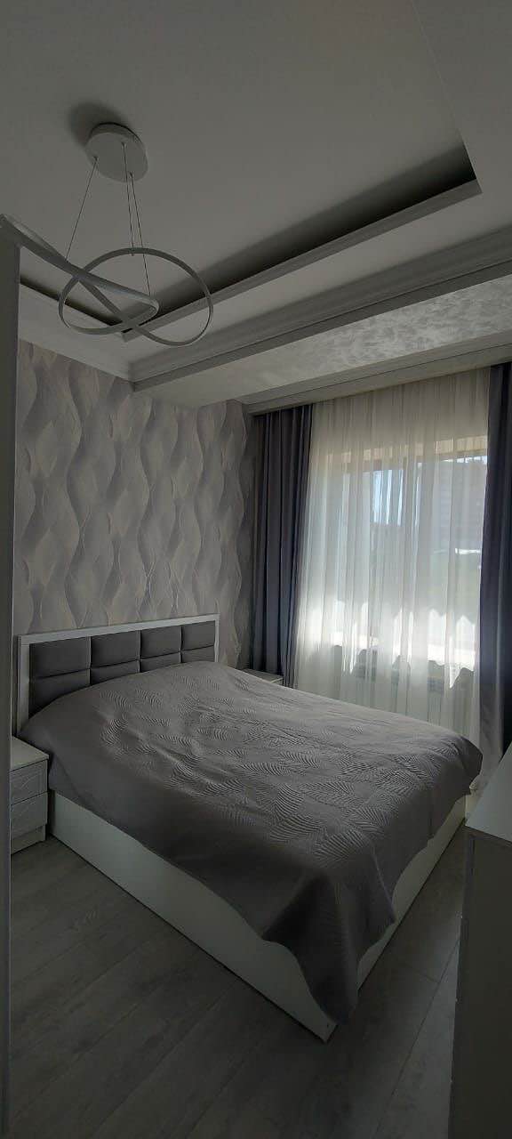 •⁠  ⁠3 spacious bedrooms with plush beds and ample storage
•⁠  ⁠3 modern bathrooms with shower/bathtub combos
•⁠  ⁠Fully equipped kitchen with stainless steel appliances, microwave, and dishwasher
•⁠  ⁠Living room with comfortable sofa, TV, and dining table
•⁠  ⁠High-speed internet and cable TV
•⁠  ⁠In-unit washer/dryer
•⁠  ⁠
Furnished:

•⁠  ⁠Beds, mattresses, and linens
•⁠  ⁠Sofas, chairs, and dining table
•⁠  ⁠TV and appliances
•⁠  ⁠Kitchenware and utensils